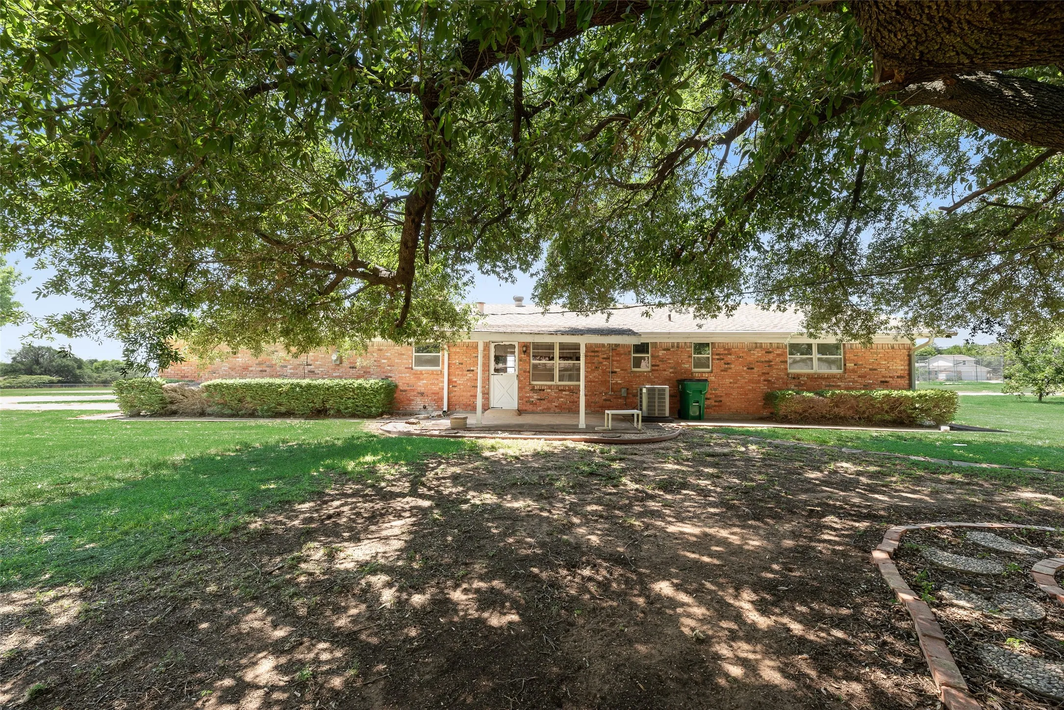 Single Family Residence For Sale in Tarrant County , 520 Pecan Street, Crowley, Texas 76036, 3 Bedroom, 2 Bathroom, 2 Garage spaces, 1,366 Sqft, built in 1967, mls#21358823, Real Estate Agent in Crowley, Homes For Sale in Tarrant county, Homes For Sale in Crowley, Realtor in Crowley Texas, Real Estate Brokerage Independent Realty Texas, Luminita Cordes Realtor