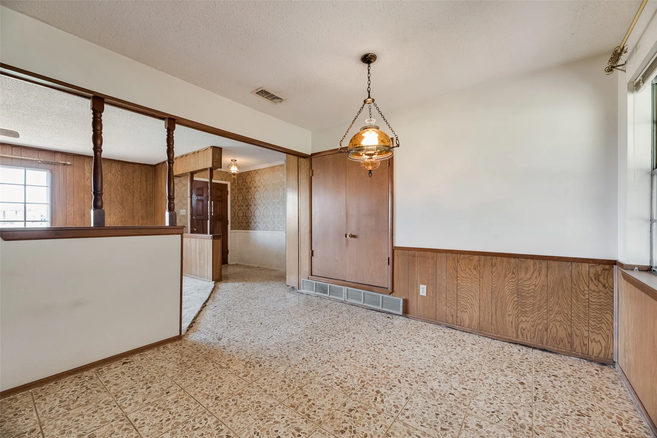 Single Family Residence For Sale in Tarrant County , 520 Pecan Street, Crowley, Texas 76036, 3 Bedroom, 2 Bathroom, 2 Garage spaces, 1,366 Sqft, built in 1967, mls#21358823, Real Estate Agent in Crowley, Homes For Sale in Tarrant county, Homes For Sale in Crowley, Realtor in Crowley Texas, Real Estate Brokerage Independent Realty Texas, Luminita Cordes Realtor