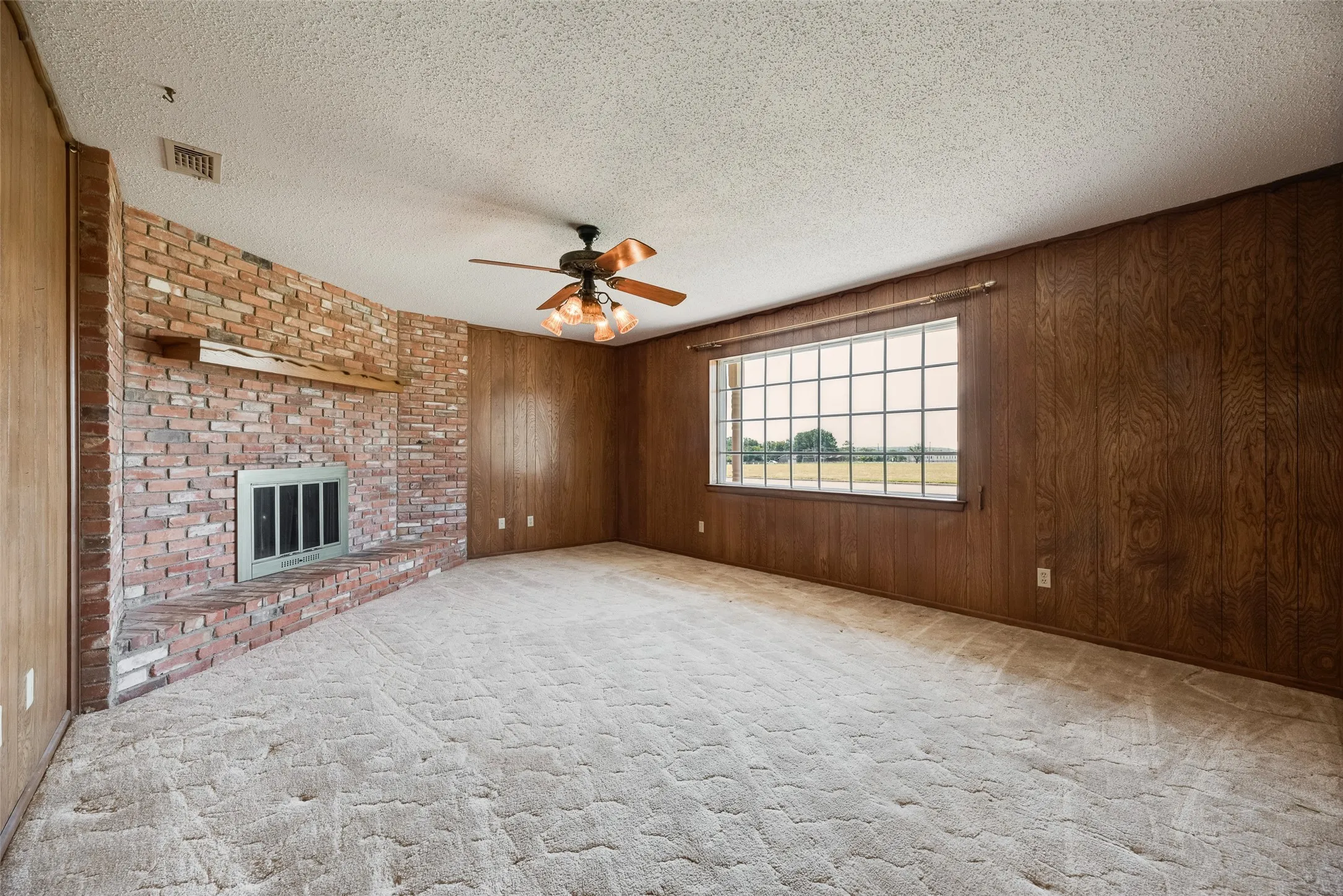 Single Family Residence For Sale in Tarrant County , 520 Pecan Street, Crowley, Texas 76036, 3 Bedroom, 2 Bathroom, 2 Garage spaces, 1,366 Sqft, built in 1967, mls#21358823, Real Estate Agent in Crowley, Homes For Sale in Tarrant county, Homes For Sale in Crowley, Realtor in Crowley Texas, Real Estate Brokerage Independent Realty Texas, Luminita Cordes Realtor