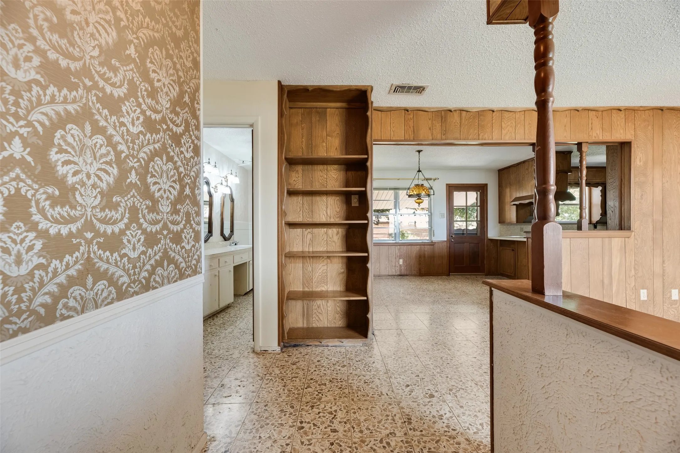 Single Family Residence For Sale in Tarrant County , 520 Pecan Street, Crowley, Texas 76036, 3 Bedroom, 2 Bathroom, 2 Garage spaces, 1,366 Sqft, built in 1967, mls#21358823, Real Estate Agent in Crowley, Homes For Sale in Tarrant county, Homes For Sale in Crowley, Realtor in Crowley Texas, Real Estate Brokerage Independent Realty Texas, Luminita Cordes Realtor