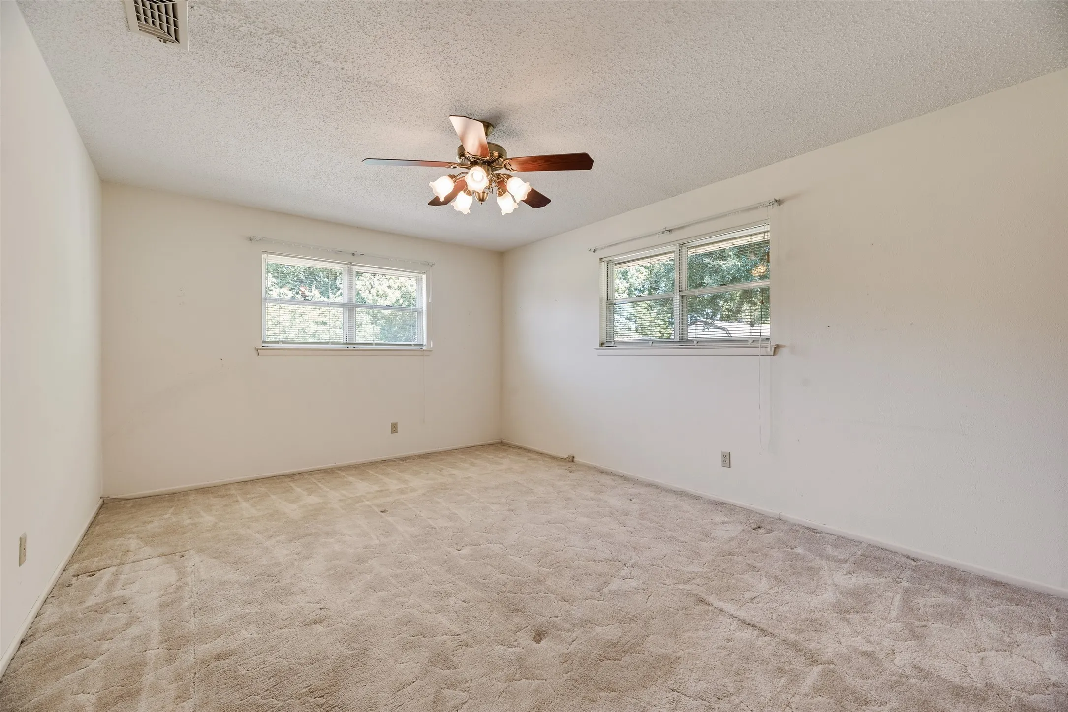 Single Family Residence For Sale in Tarrant County , 520 Pecan Street, Crowley, Texas 76036, 3 Bedroom, 2 Bathroom, 2 Garage spaces, 1,366 Sqft, built in 1967, mls#21358823, Real Estate Agent in Crowley, Homes For Sale in Tarrant county, Homes For Sale in Crowley, Realtor in Crowley Texas, Real Estate Brokerage Independent Realty Texas, Luminita Cordes Realtor