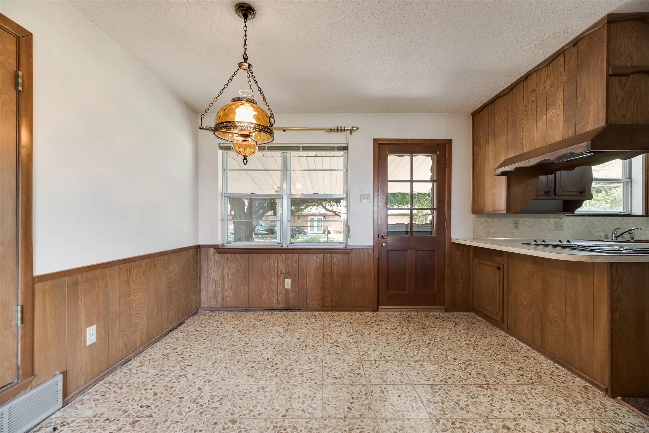 Single Family Residence For Sale in Tarrant County , 520 Pecan Street, Crowley, Texas 76036, 3 Bedroom, 2 Bathroom, 2 Garage spaces, 1,366 Sqft, built in 1967, mls#21358823, Real Estate Agent in Crowley, Homes For Sale in Tarrant county, Homes For Sale in Crowley, Realtor in Crowley Texas, Real Estate Brokerage Independent Realty Texas, Luminita Cordes Realtor