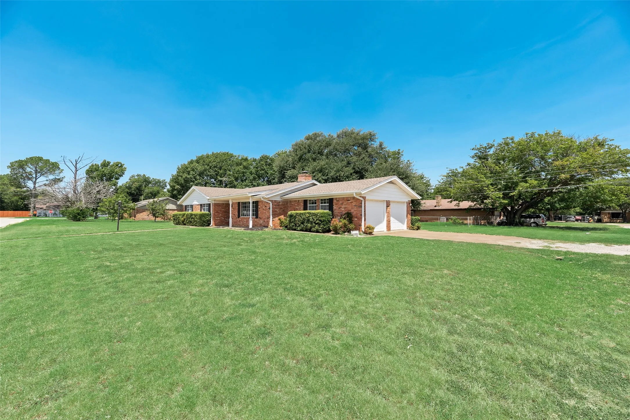 Single Family Residence For Sale in Tarrant County , 520 Pecan Street, Crowley, Texas 76036, 3 Bedroom, 2 Bathroom, 2 Garage spaces, 1,366 Sqft, built in 1967, mls#21358823, Real Estate Agent in Crowley, Homes For Sale in Tarrant county, Homes For Sale in Crowley, Realtor in Crowley Texas, Real Estate Brokerage Independent Realty Texas, Luminita Cordes Realtor