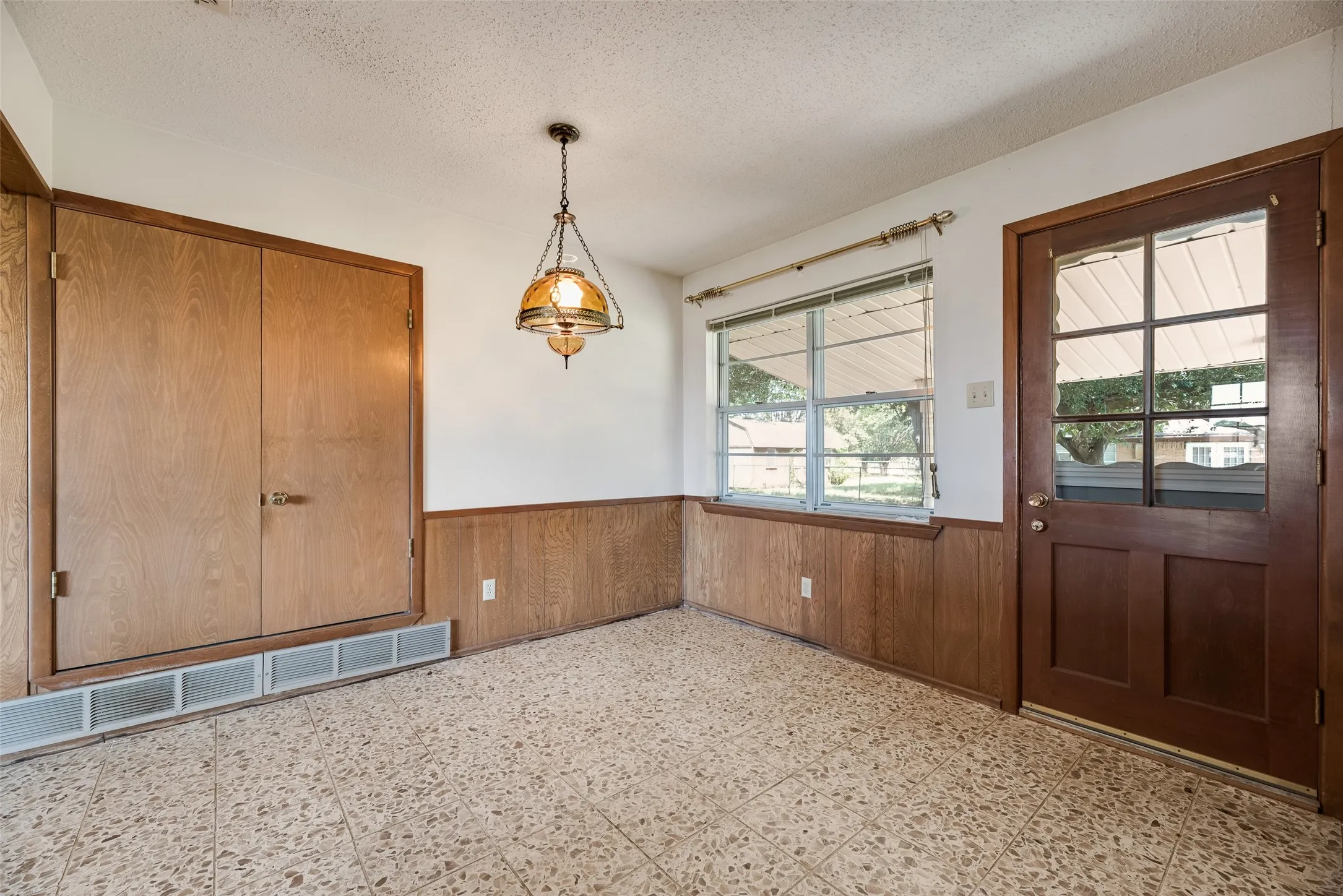Single Family Residence For Sale in Tarrant County , 520 Pecan Street, Crowley, Texas 76036, 3 Bedroom, 2 Bathroom, 2 Garage spaces, 1,366 Sqft, built in 1967, mls#21358823, Real Estate Agent in Crowley, Homes For Sale in Tarrant county, Homes For Sale in Crowley, Realtor in Crowley Texas, Real Estate Brokerage Independent Realty Texas, Luminita Cordes Realtor