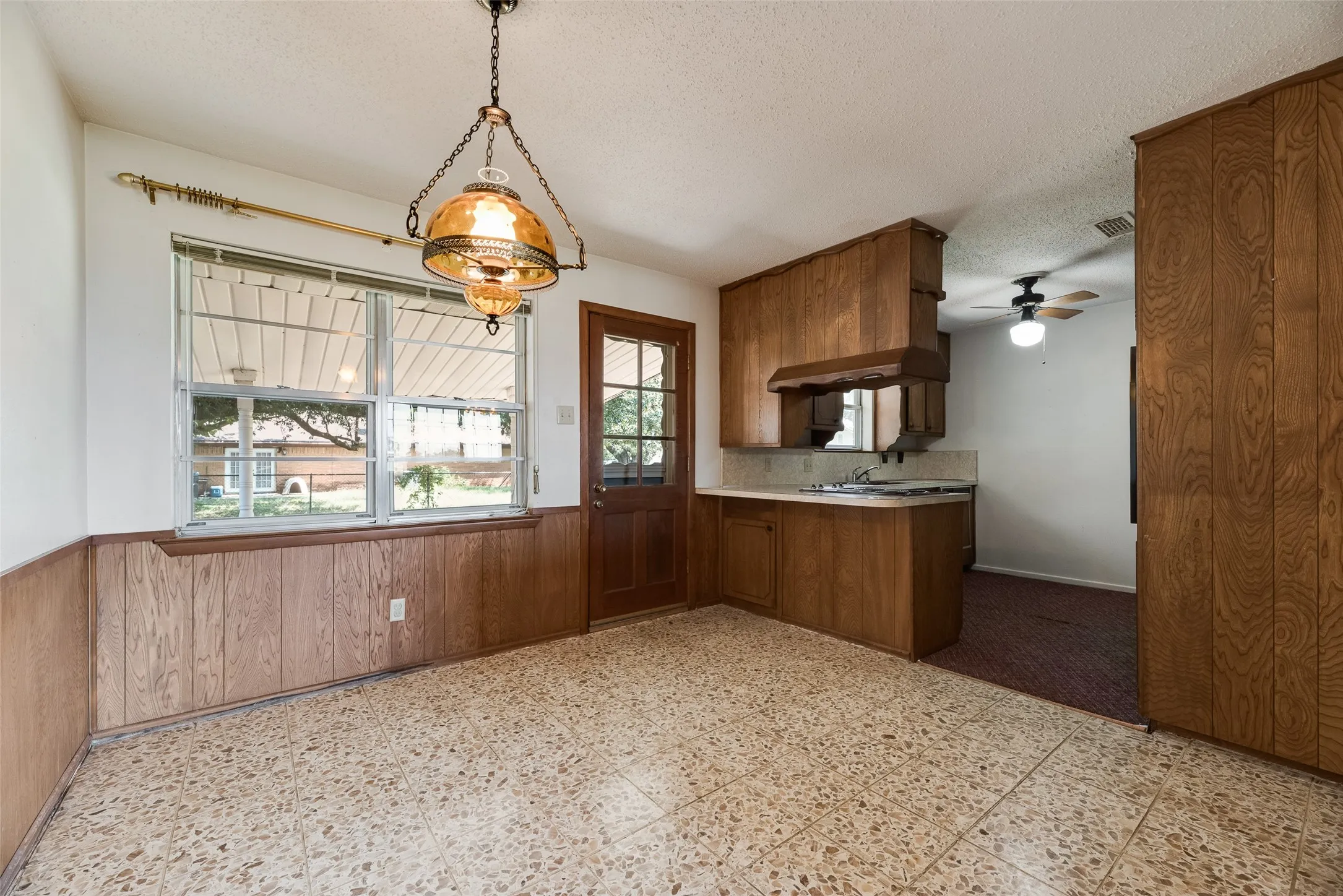 Single Family Residence For Sale in Tarrant County , 520 Pecan Street, Crowley, Texas 76036, 3 Bedroom, 2 Bathroom, 2 Garage spaces, 1,366 Sqft, built in 1967, mls#21358823, Real Estate Agent in Crowley, Homes For Sale in Tarrant county, Homes For Sale in Crowley, Realtor in Crowley Texas, Real Estate Brokerage Independent Realty Texas, Luminita Cordes Realtor