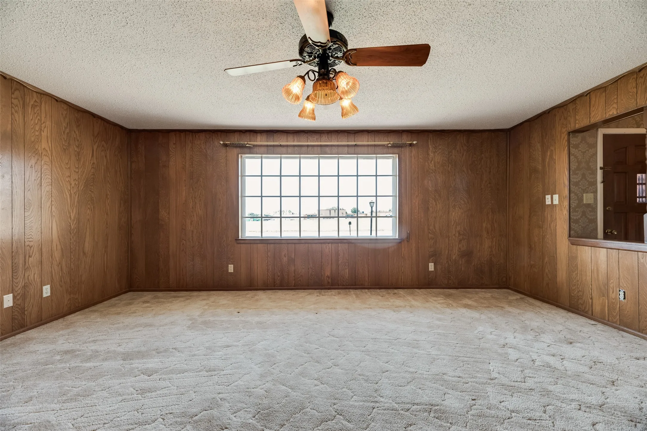 Single Family Residence For Sale in Tarrant County , 520 Pecan Street, Crowley, Texas 76036, 3 Bedroom, 2 Bathroom, 2 Garage spaces, 1,366 Sqft, built in 1967, mls#21358823, Real Estate Agent in Crowley, Homes For Sale in Tarrant county, Homes For Sale in Crowley, Realtor in Crowley Texas, Real Estate Brokerage Independent Realty Texas, Luminita Cordes Realtor