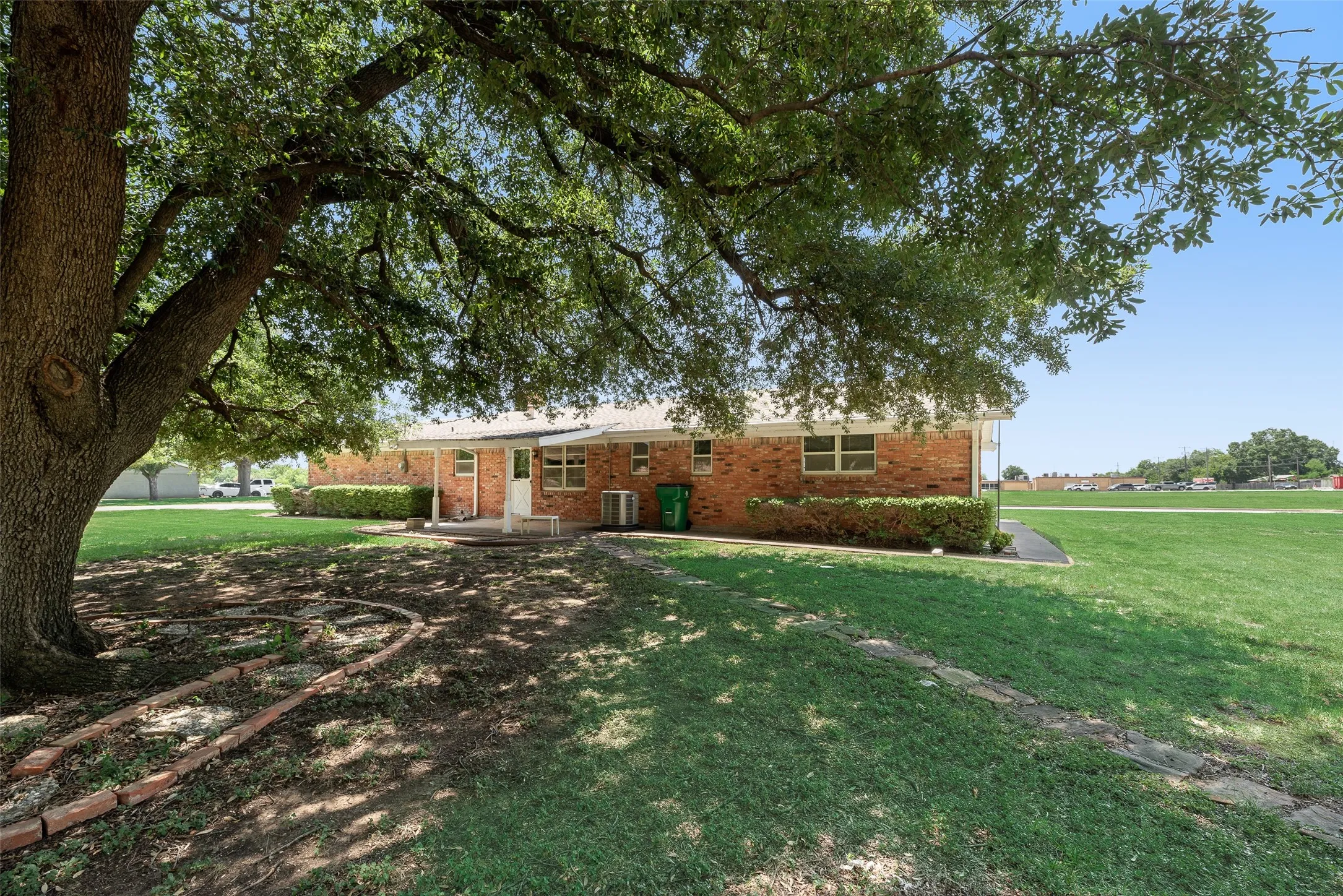 Single Family Residence For Sale in Tarrant County , 520 Pecan Street, Crowley, Texas 76036, 3 Bedroom, 2 Bathroom, 2 Garage spaces, 1,366 Sqft, built in 1967, mls#21358823, Real Estate Agent in Crowley, Homes For Sale in Tarrant county, Homes For Sale in Crowley, Realtor in Crowley Texas, Real Estate Brokerage Independent Realty Texas, Luminita Cordes Realtor
