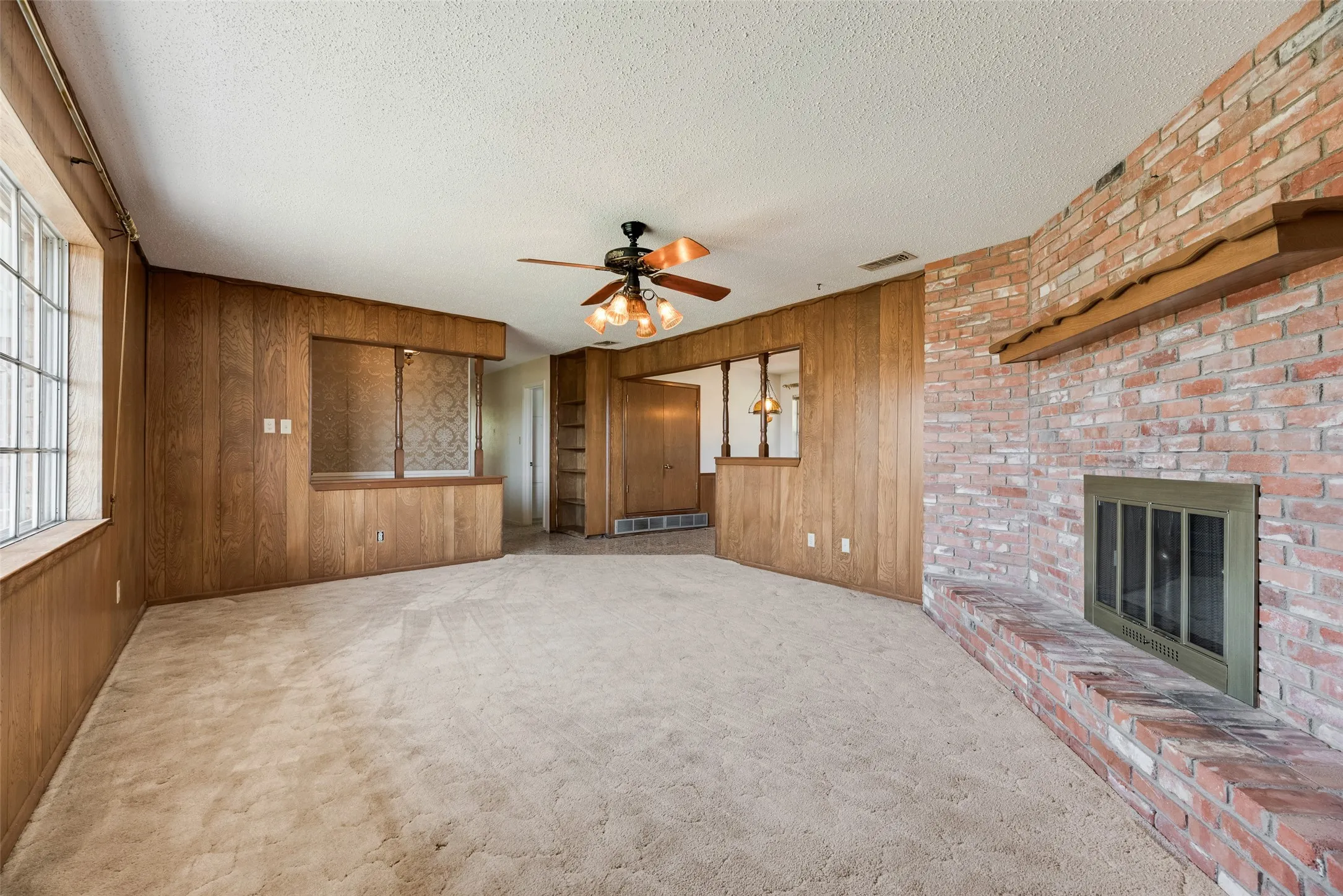 Single Family Residence For Sale in Tarrant County , 520 Pecan Street, Crowley, Texas 76036, 3 Bedroom, 2 Bathroom, 2 Garage spaces, 1,366 Sqft, built in 1967, mls#21358823, Real Estate Agent in Crowley, Homes For Sale in Tarrant county, Homes For Sale in Crowley, Realtor in Crowley Texas, Real Estate Brokerage Independent Realty Texas, Luminita Cordes Realtor