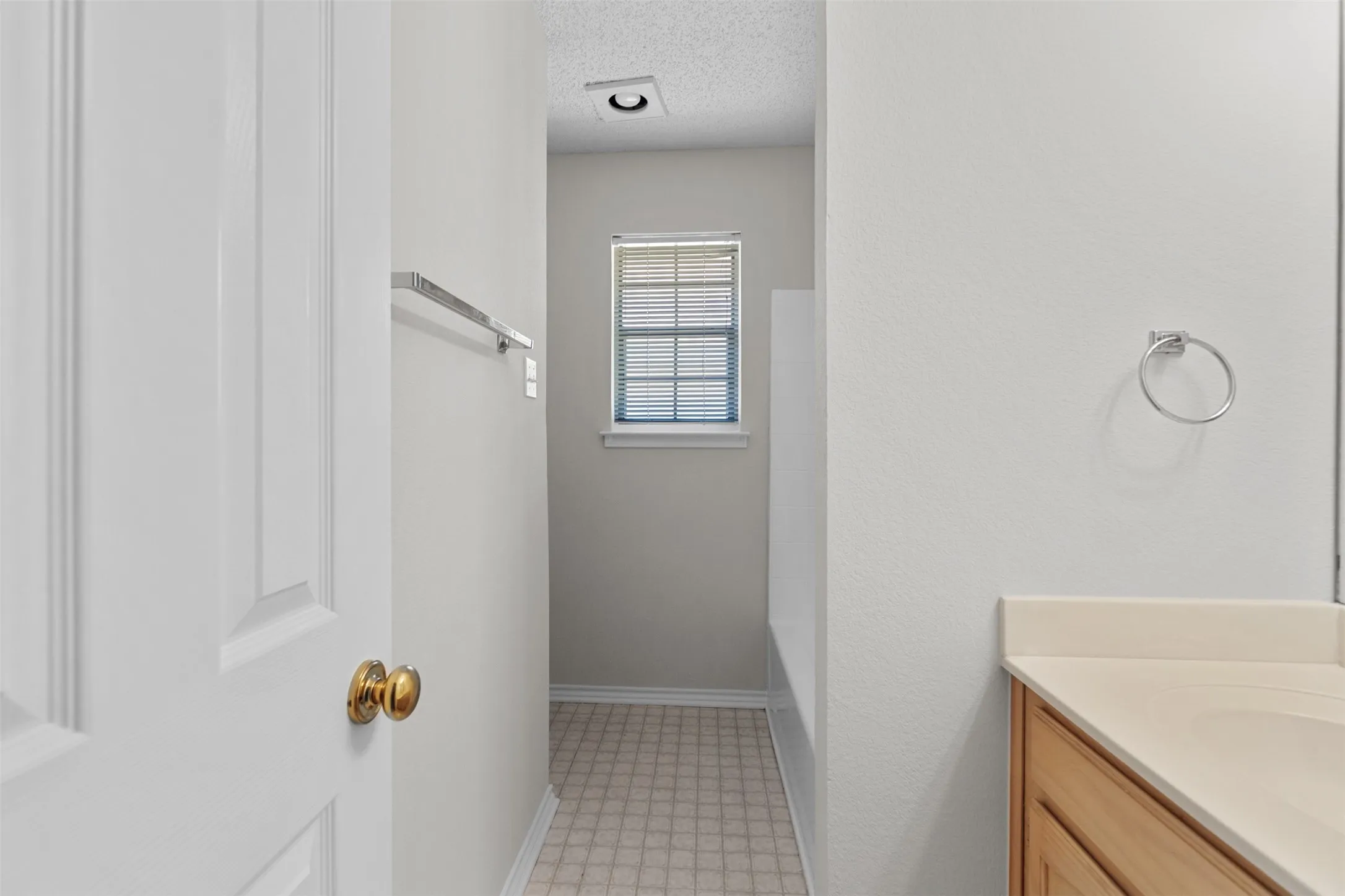 Single Family Residence For Sale in Tarrant County , 2805 Inniswood Circle, Arlington, Texas 76015, 3 Bedroom, 2 Bathroom, Garage spaces, 1,614 Sqft, built in 1993, mls#21360100, Real Estate Agent in Arlington, Homes For Sale in Tarrant county, Homes For Sale in Arlington, Realtor in Arlington Texas, Real Estate Brokerage Independent Realty Texas, Luminita Cordes Realtor