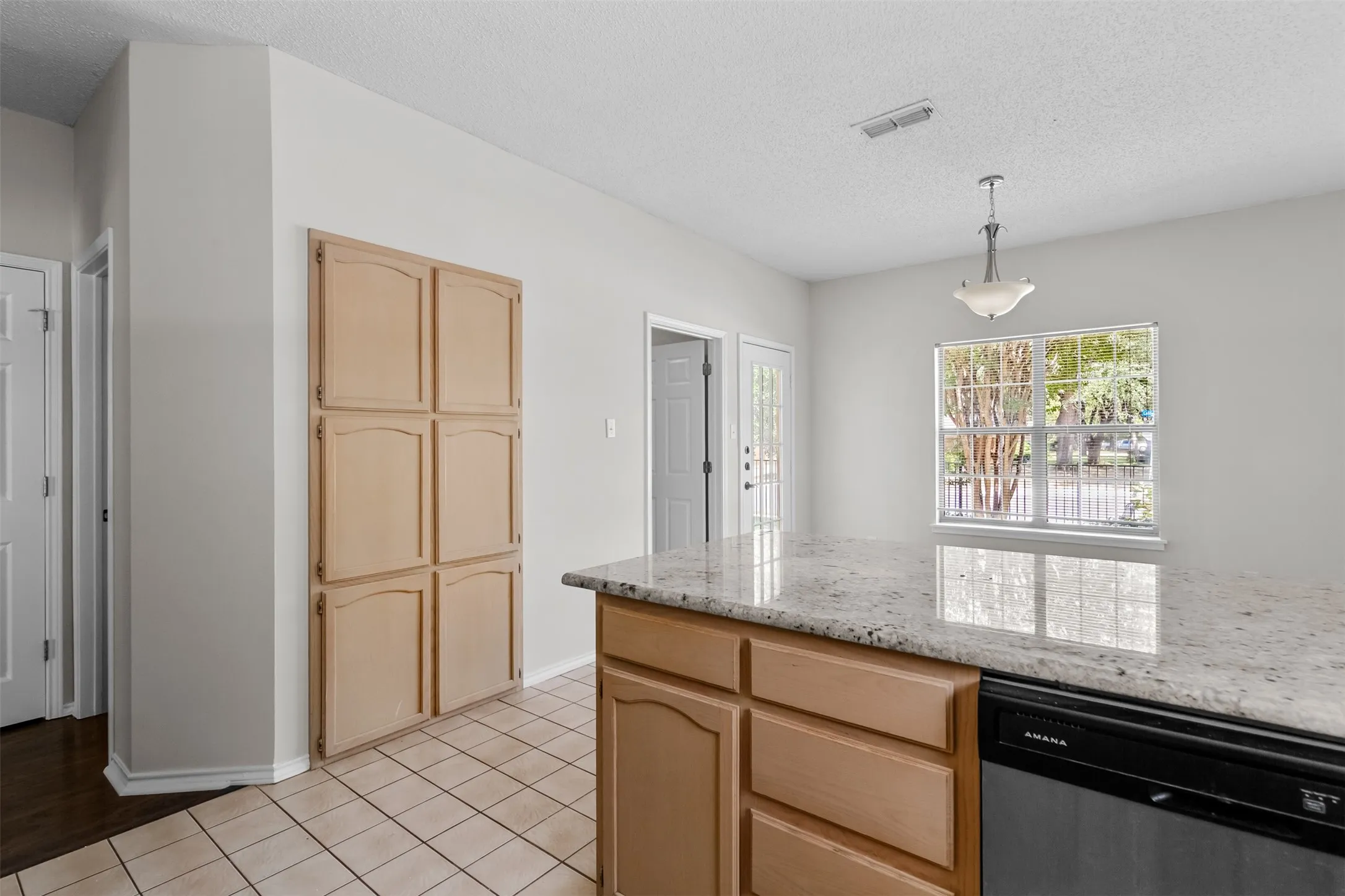 Single Family Residence For Sale in Tarrant County , 2805 Inniswood Circle, Arlington, Texas 76015, 3 Bedroom, 2 Bathroom, Garage spaces, 1,614 Sqft, built in 1993, mls#21360100, Real Estate Agent in Arlington, Homes For Sale in Tarrant county, Homes For Sale in Arlington, Realtor in Arlington Texas, Real Estate Brokerage Independent Realty Texas, Luminita Cordes Realtor