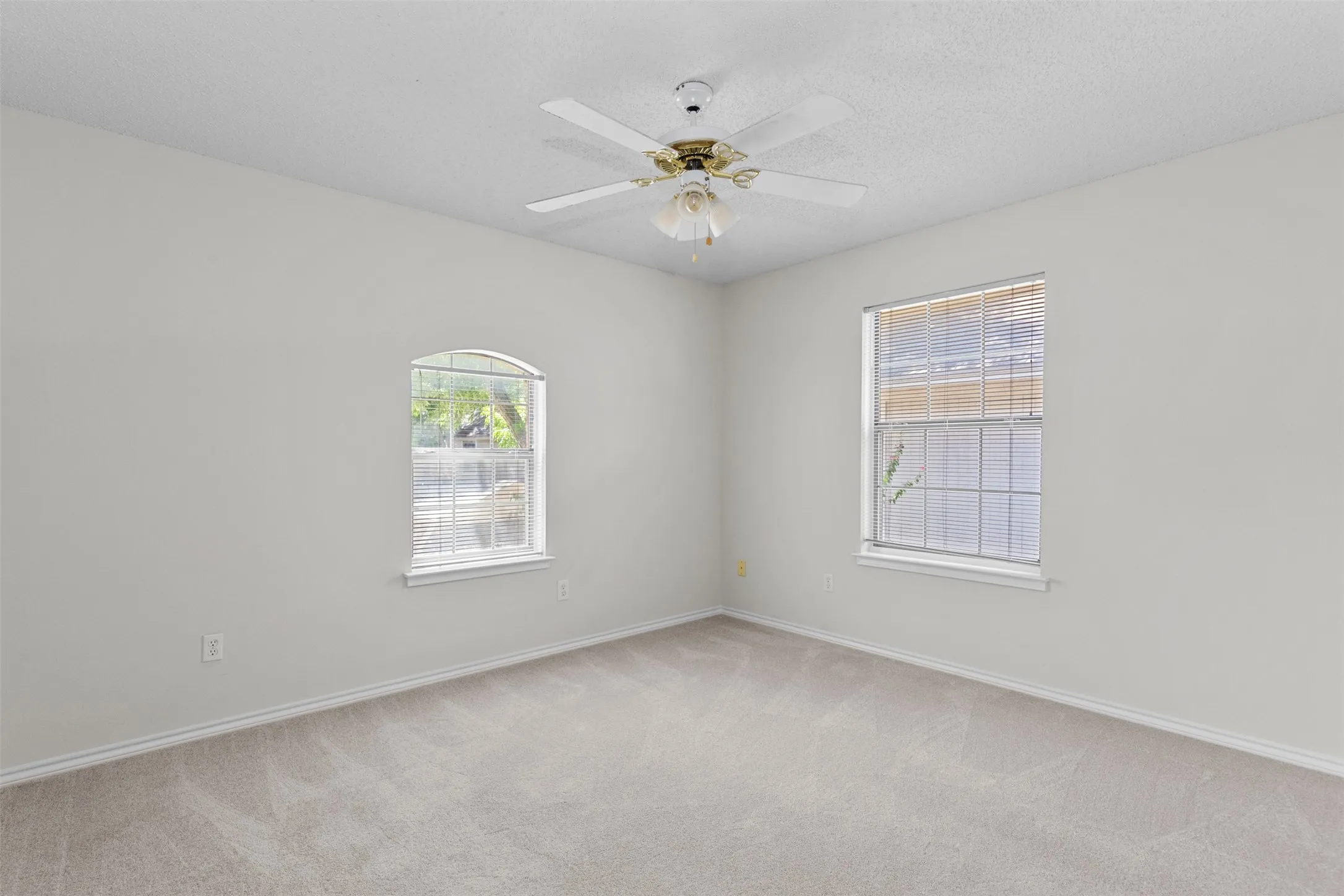 Single Family Residence For Sale in Tarrant County , 2805 Inniswood Circle, Arlington, Texas 76015, 3 Bedroom, 2 Bathroom, Garage spaces, 1,614 Sqft, built in 1993, mls#21360100, Real Estate Agent in Arlington, Homes For Sale in Tarrant county, Homes For Sale in Arlington, Realtor in Arlington Texas, Real Estate Brokerage Independent Realty Texas, Luminita Cordes Realtor