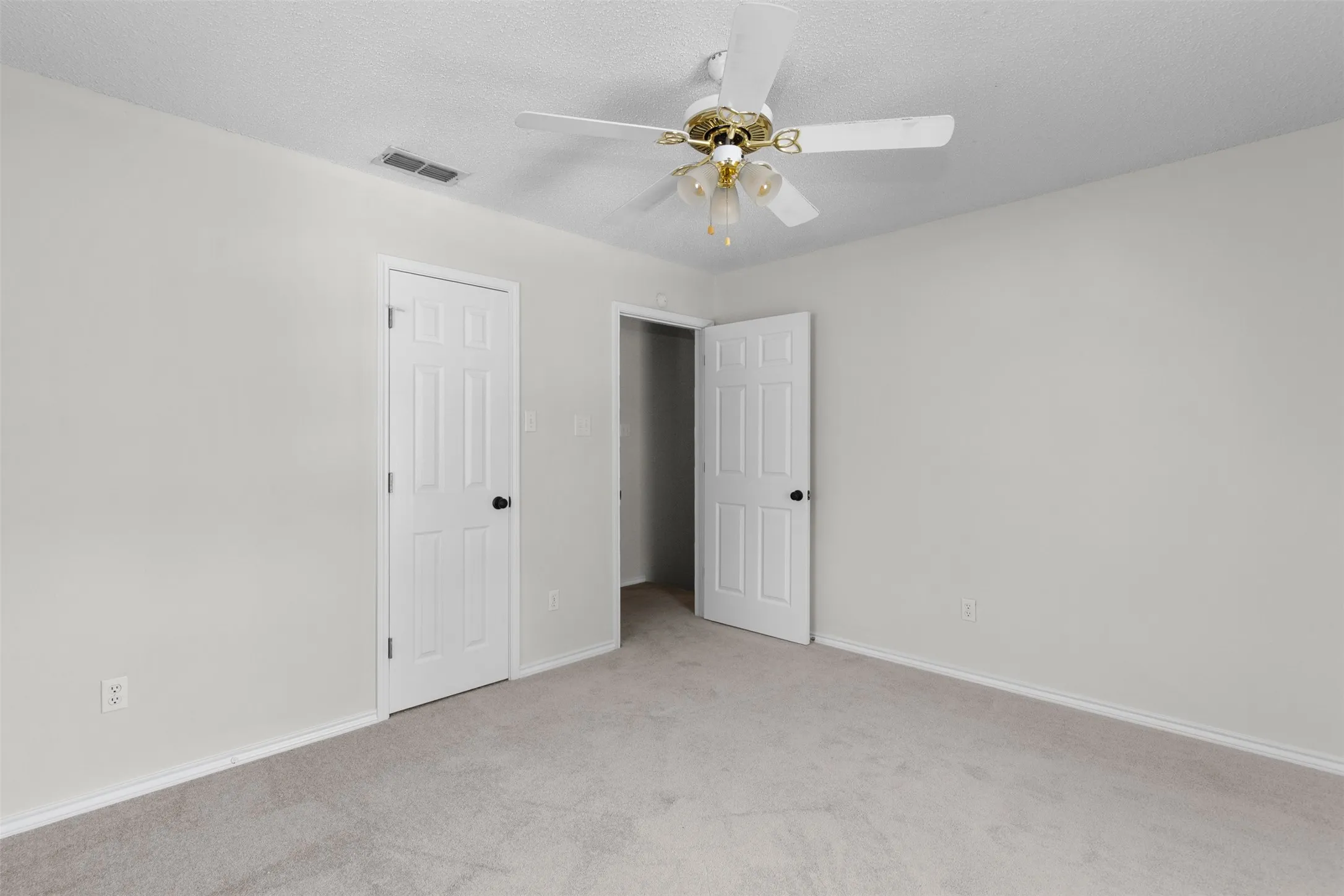 Single Family Residence For Sale in Tarrant County , 2805 Inniswood Circle, Arlington, Texas 76015, 3 Bedroom, 2 Bathroom, Garage spaces, 1,614 Sqft, built in 1993, mls#21360100, Real Estate Agent in Arlington, Homes For Sale in Tarrant county, Homes For Sale in Arlington, Realtor in Arlington Texas, Real Estate Brokerage Independent Realty Texas, Luminita Cordes Realtor