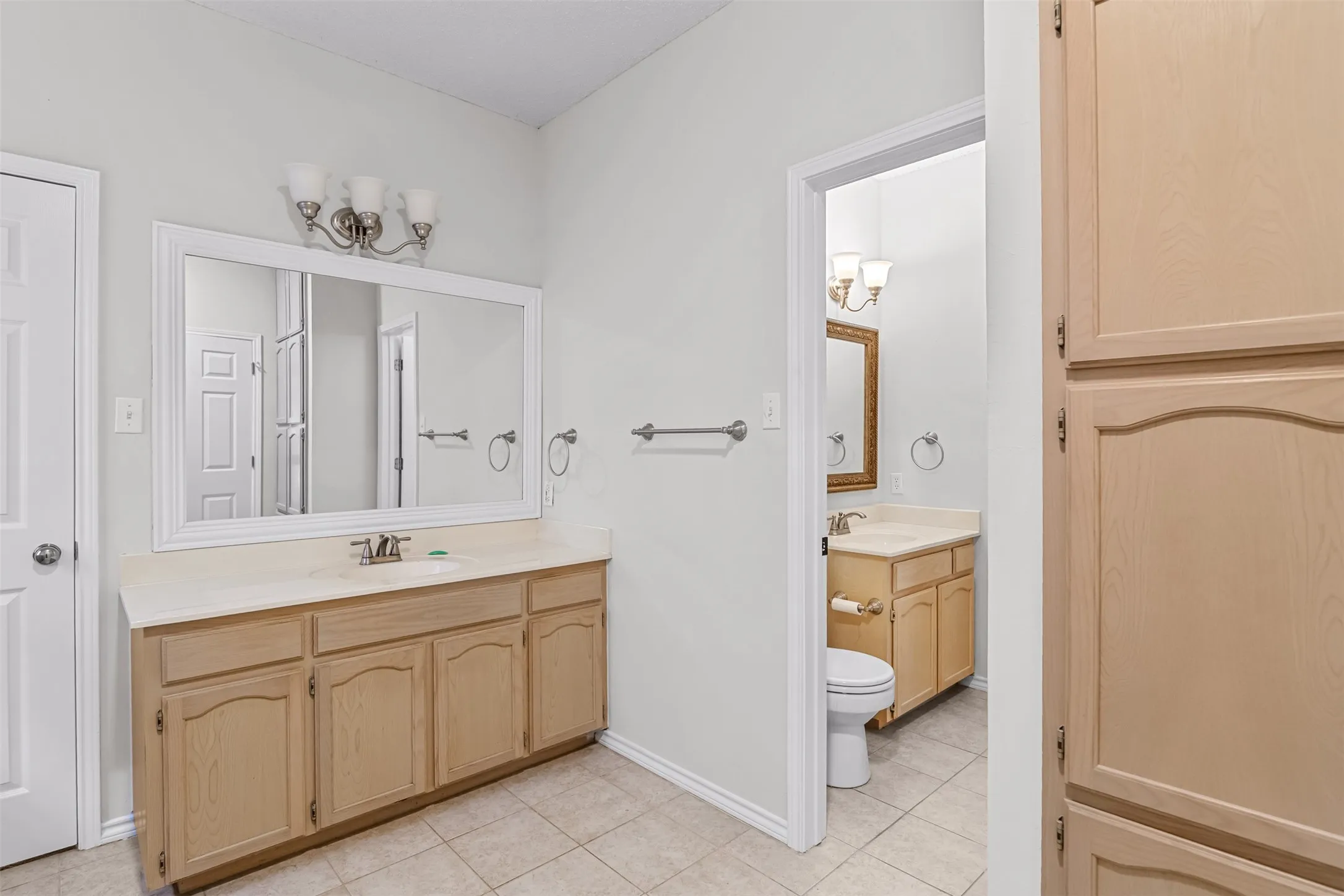 Single Family Residence For Sale in Tarrant County , 2805 Inniswood Circle, Arlington, Texas 76015, 3 Bedroom, 2 Bathroom, Garage spaces, 1,614 Sqft, built in 1993, mls#21360100, Real Estate Agent in Arlington, Homes For Sale in Tarrant county, Homes For Sale in Arlington, Realtor in Arlington Texas, Real Estate Brokerage Independent Realty Texas, Luminita Cordes Realtor