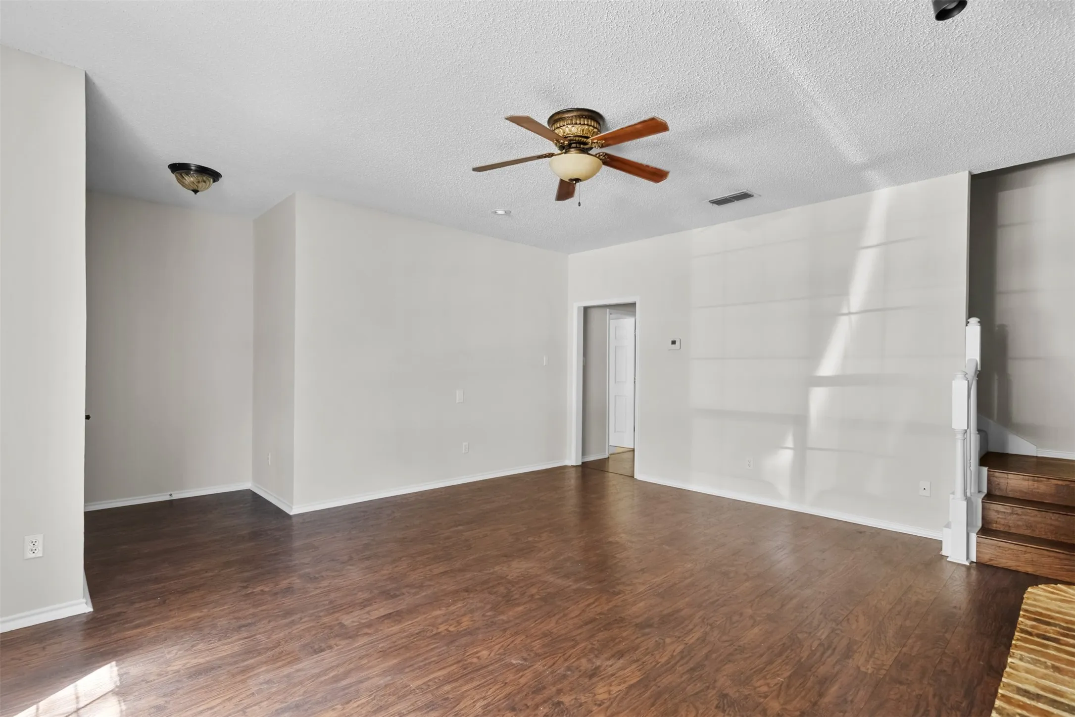 Single Family Residence For Sale in Tarrant County , 2805 Inniswood Circle, Arlington, Texas 76015, 3 Bedroom, 2 Bathroom, Garage spaces, 1,614 Sqft, built in 1993, mls#21360100, Real Estate Agent in Arlington, Homes For Sale in Tarrant county, Homes For Sale in Arlington, Realtor in Arlington Texas, Real Estate Brokerage Independent Realty Texas, Luminita Cordes Realtor