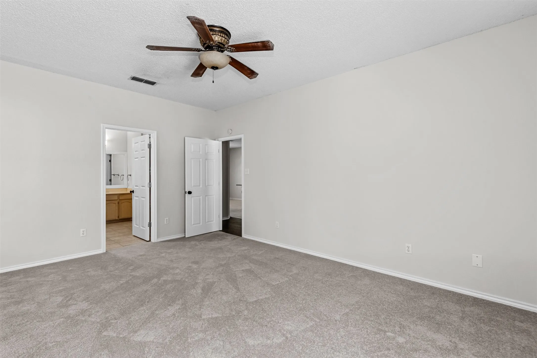 Single Family Residence For Sale in Tarrant County , 2805 Inniswood Circle, Arlington, Texas 76015, 3 Bedroom, 2 Bathroom, Garage spaces, 1,614 Sqft, built in 1993, mls#21360100, Real Estate Agent in Arlington, Homes For Sale in Tarrant county, Homes For Sale in Arlington, Realtor in Arlington Texas, Real Estate Brokerage Independent Realty Texas, Luminita Cordes Realtor
