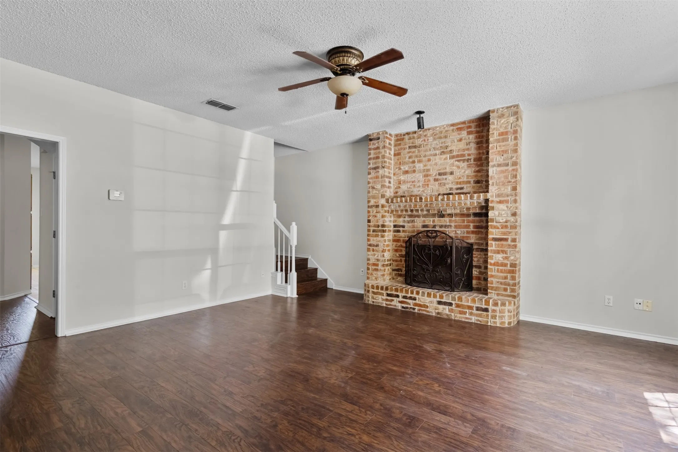 Single Family Residence For Sale in Tarrant County , 2805 Inniswood Circle, Arlington, Texas 76015, 3 Bedroom, 2 Bathroom, Garage spaces, 1,614 Sqft, built in 1993, mls#21360100, Real Estate Agent in Arlington, Homes For Sale in Tarrant county, Homes For Sale in Arlington, Realtor in Arlington Texas, Real Estate Brokerage Independent Realty Texas, Luminita Cordes Realtor