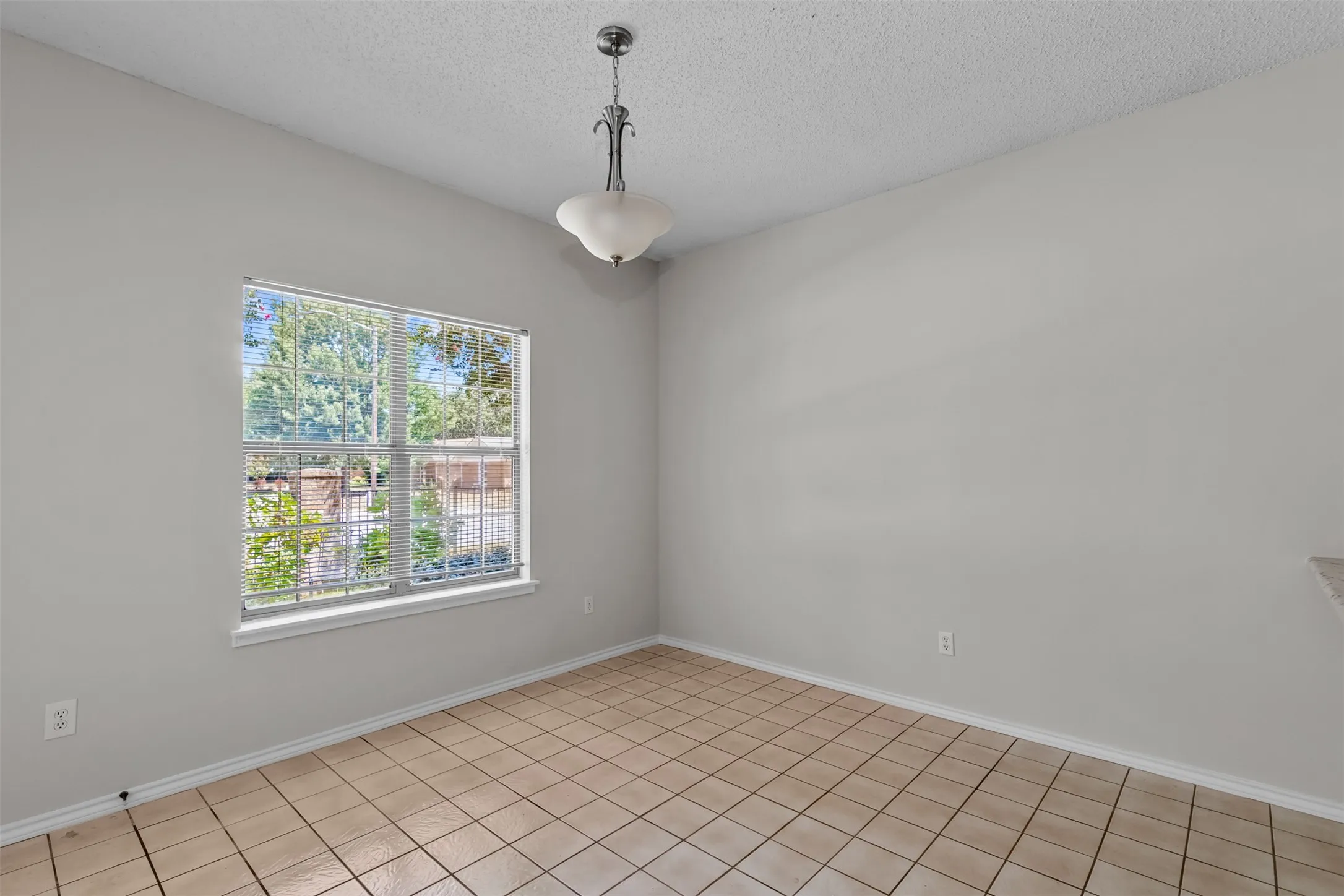 Single Family Residence For Sale in Tarrant County , 2805 Inniswood Circle, Arlington, Texas 76015, 3 Bedroom, 2 Bathroom, Garage spaces, 1,614 Sqft, built in 1993, mls#21360100, Real Estate Agent in Arlington, Homes For Sale in Tarrant county, Homes For Sale in Arlington, Realtor in Arlington Texas, Real Estate Brokerage Independent Realty Texas, Luminita Cordes Realtor