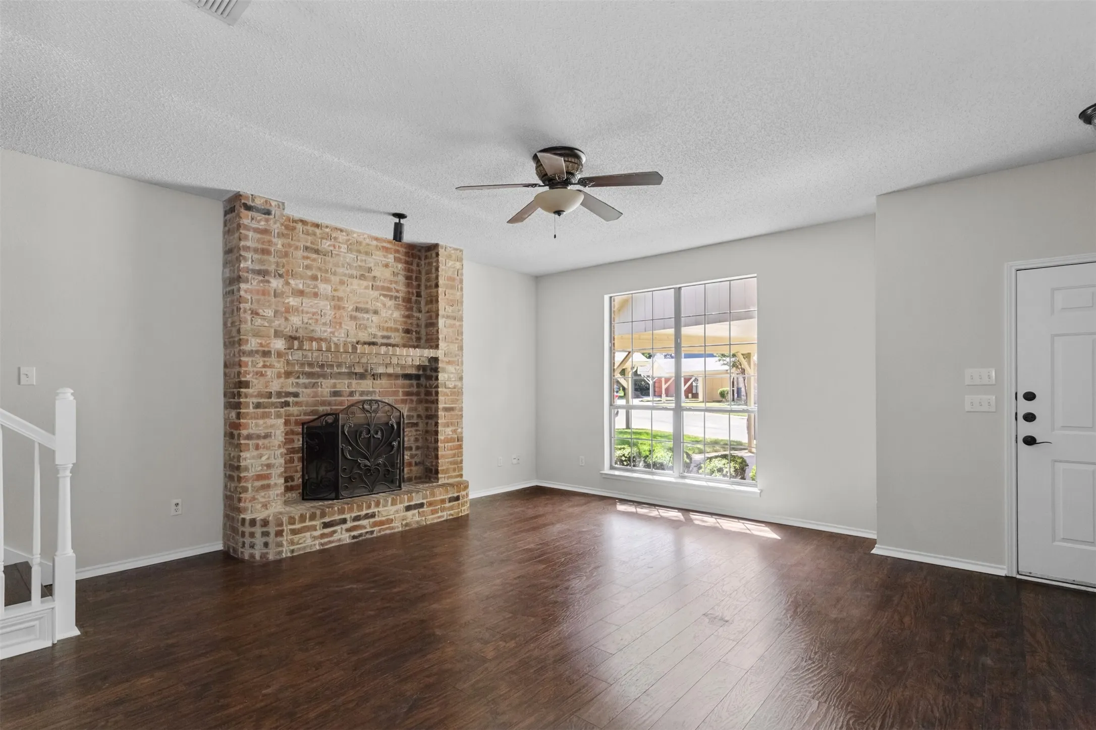 Single Family Residence For Sale in Tarrant County , 2805 Inniswood Circle, Arlington, Texas 76015, 3 Bedroom, 2 Bathroom, Garage spaces, 1,614 Sqft, built in 1993, mls#21360100, Real Estate Agent in Arlington, Homes For Sale in Tarrant county, Homes For Sale in Arlington, Realtor in Arlington Texas, Real Estate Brokerage Independent Realty Texas, Luminita Cordes Realtor