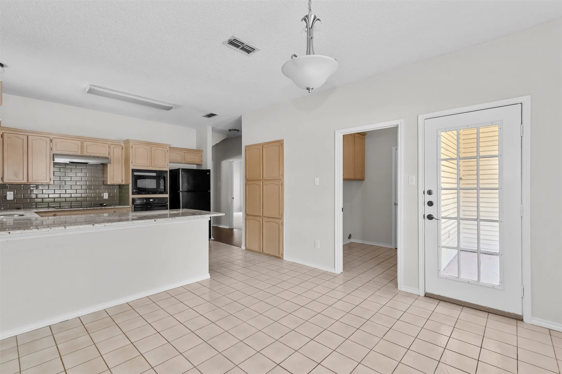 Single Family Residence For Sale in Tarrant County , 2805 Inniswood Circle, Arlington, Texas 76015, 3 Bedroom, 2 Bathroom, Garage spaces, 1,614 Sqft, built in 1993, mls#21360100, Real Estate Agent in Arlington, Homes For Sale in Tarrant county, Homes For Sale in Arlington, Realtor in Arlington Texas, Real Estate Brokerage Independent Realty Texas, Luminita Cordes Realtor
