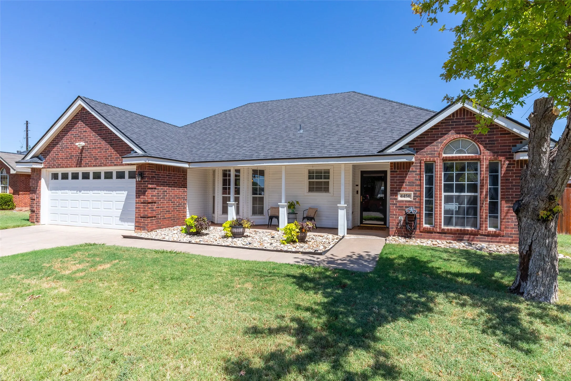 Single Family Residence For Sale in Taylor County , 4450 Cole Drive, Abilene, Texas 79606, 3 Bedroom, 2 Bathroom, 2 Garage spaces, 1,616 Sqft, built in 1998, mls#21358834, Real Estate Agent in Abilene, Homes For Sale in Taylor county, Homes For Sale in Abilene, Realtor in Abilene Texas, Real Estate Brokerage Independent Realty Texas, Luminita Cordes Realtor