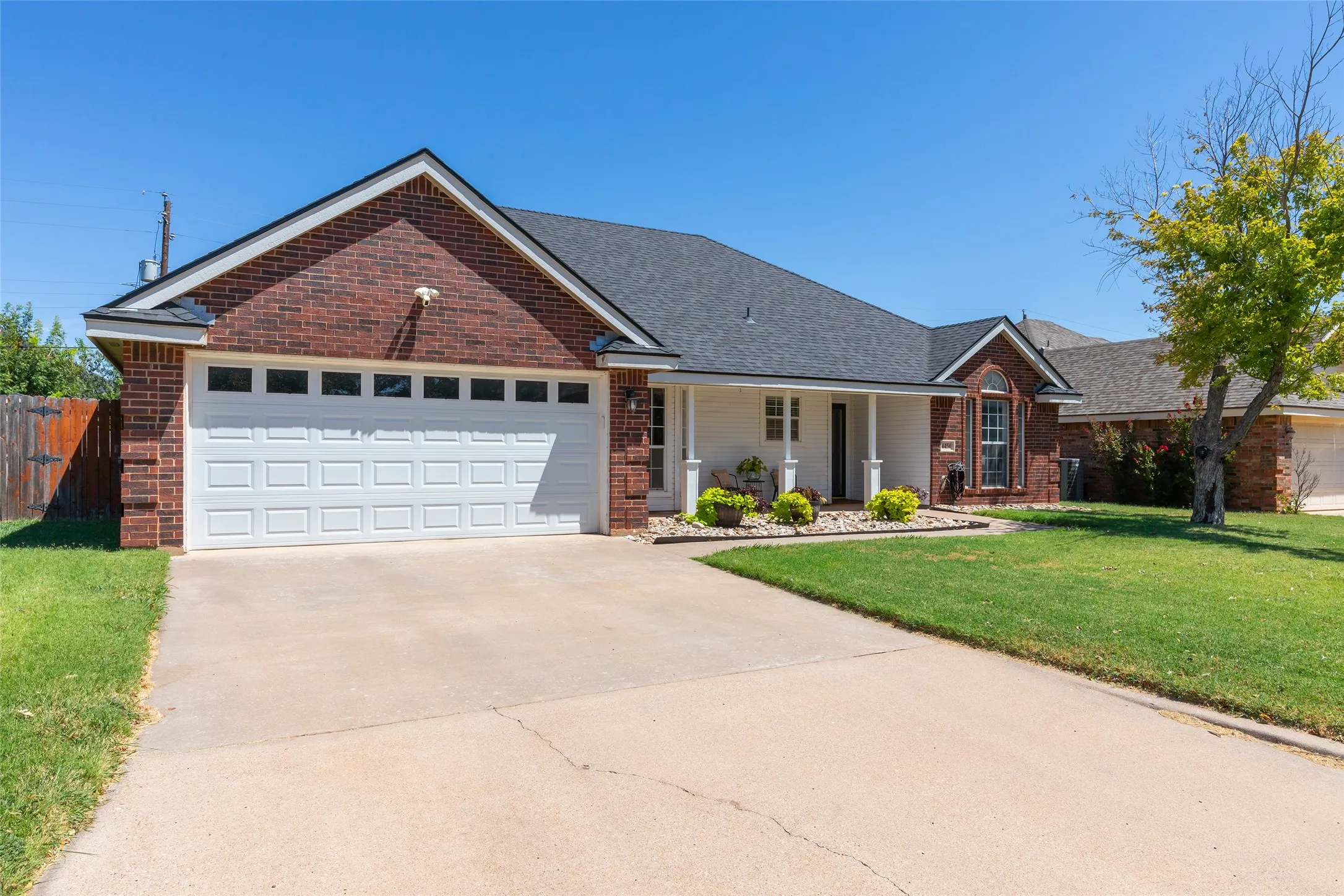 Single Family Residence For Sale in Taylor County , 4450 Cole Drive, Abilene, Texas 79606, 3 Bedroom, 2 Bathroom, 2 Garage spaces, 1,616 Sqft, built in 1998, mls#21358834, Real Estate Agent in Abilene, Homes For Sale in Taylor county, Homes For Sale in Abilene, Realtor in Abilene Texas, Real Estate Brokerage Independent Realty Texas, Luminita Cordes Realtor