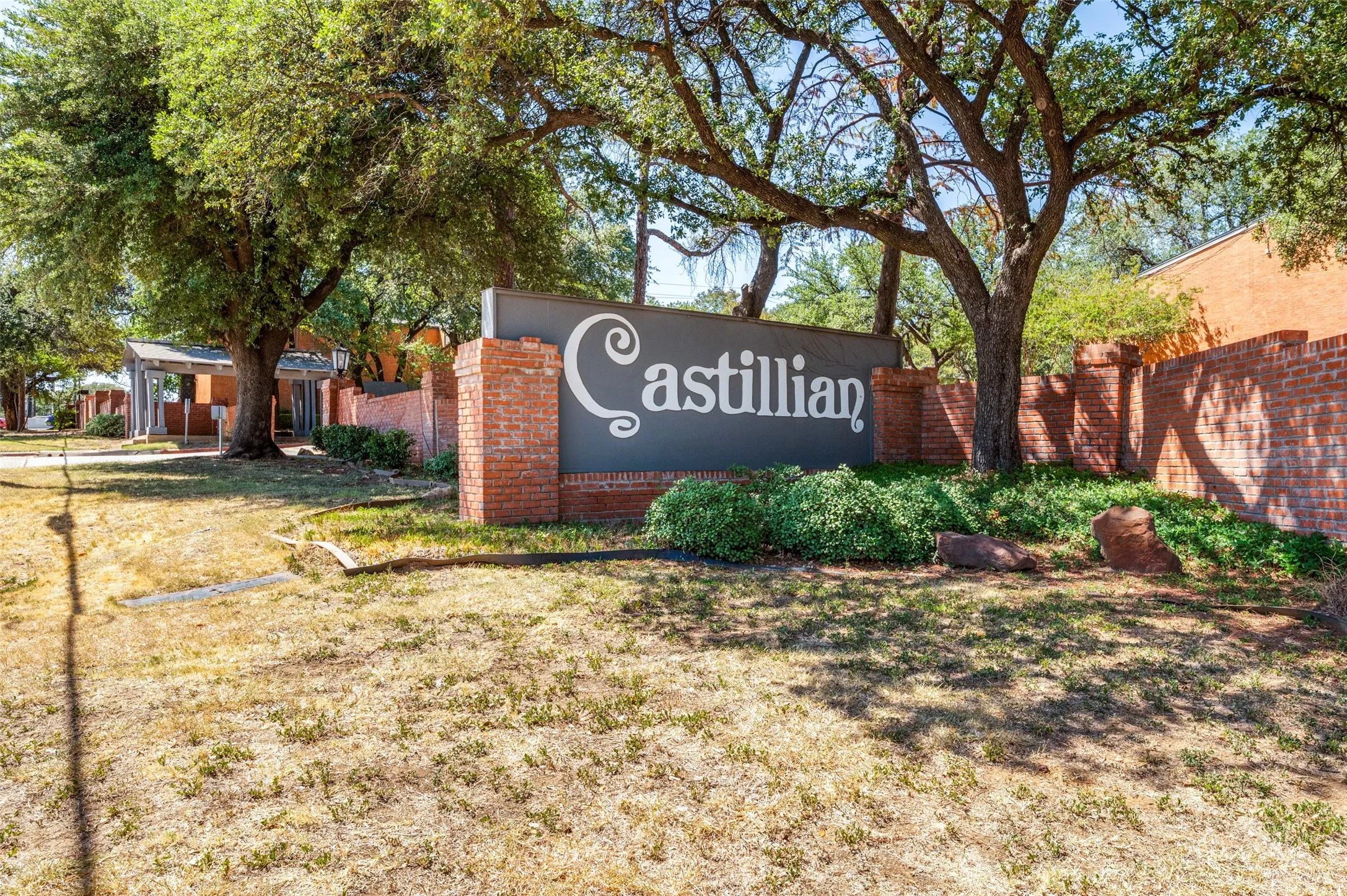 Condominium For Sale in Tarrant County , 524 E Avenue J C, Grand Prairie, Texas 75050, 1 Bedroom, 1 Bathroom, Garage spaces, 752 Sqft, built in 1968, mls#21354651, Real Estate Agent in Grand Prairie, Homes For Sale in Tarrant county, Homes For Sale in Grand Prairie, Realtor in Grand Prairie Texas, Real Estate Brokerage Independent Realty Texas, Luminita Cordes Realtor