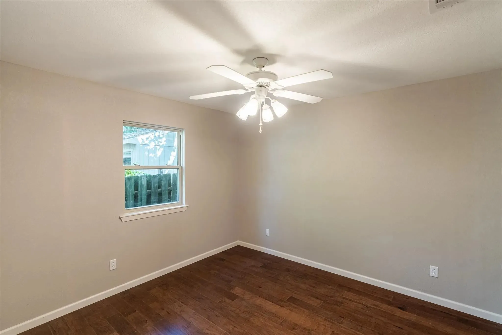 Single Family Residence For Rent in Hunt County , 3105 Mitchell Street, Greenville, Texas 75402, 4 Bedroom, 2 Bathroom, Garage spaces, 1,594 Sqft, built in 1975, mls#21352823, Real Estate Agent in Greenville, Homes For Rent in Hunt county, Homes For Rent in Greenville, Realtor in Greenville Texas, Real Estate Brokerage Independent Realty Texas, Luminita Cordes Realtor