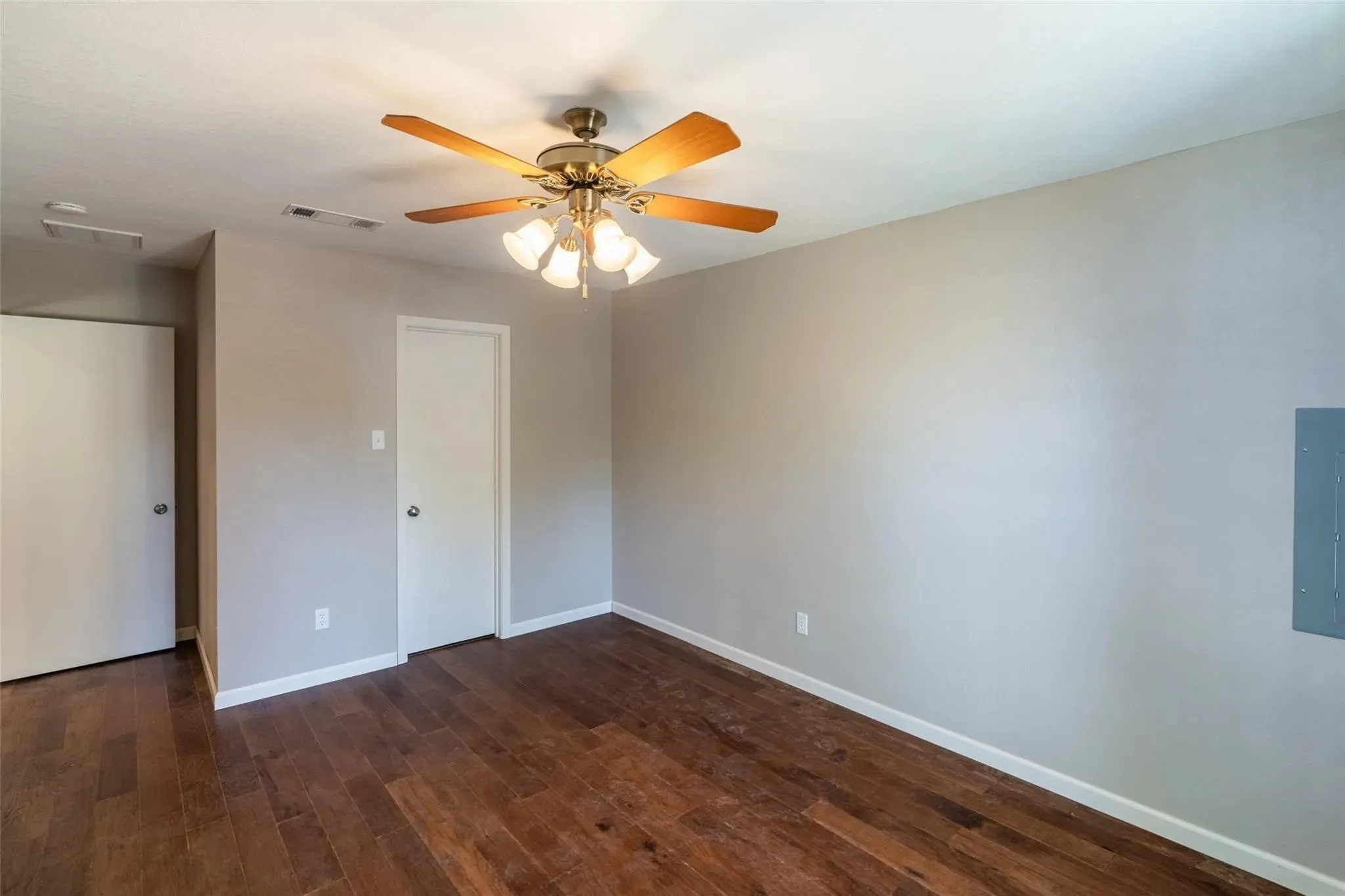 Single Family Residence For Rent in Hunt County , 3105 Mitchell Street, Greenville, Texas 75402, 4 Bedroom, 2 Bathroom, Garage spaces, 1,594 Sqft, built in 1975, mls#21352823, Real Estate Agent in Greenville, Homes For Rent in Hunt county, Homes For Rent in Greenville, Realtor in Greenville Texas, Real Estate Brokerage Independent Realty Texas, Luminita Cordes Realtor