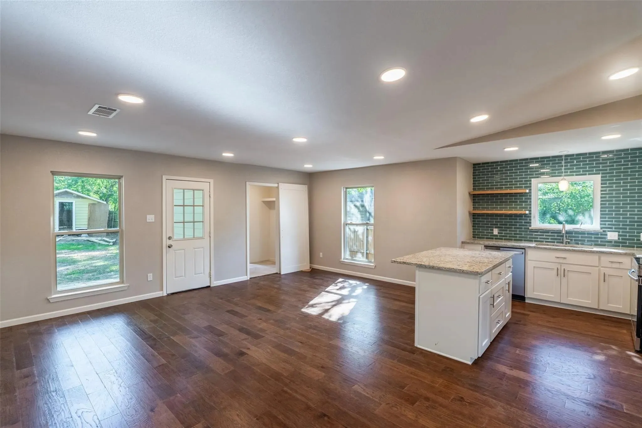 Single Family Residence For Rent in Hunt County , 3105 Mitchell Street, Greenville, Texas 75402, 4 Bedroom, 2 Bathroom, Garage spaces, 1,594 Sqft, built in 1975, mls#21352823, Real Estate Agent in Greenville, Homes For Rent in Hunt county, Homes For Rent in Greenville, Realtor in Greenville Texas, Real Estate Brokerage Independent Realty Texas, Luminita Cordes Realtor