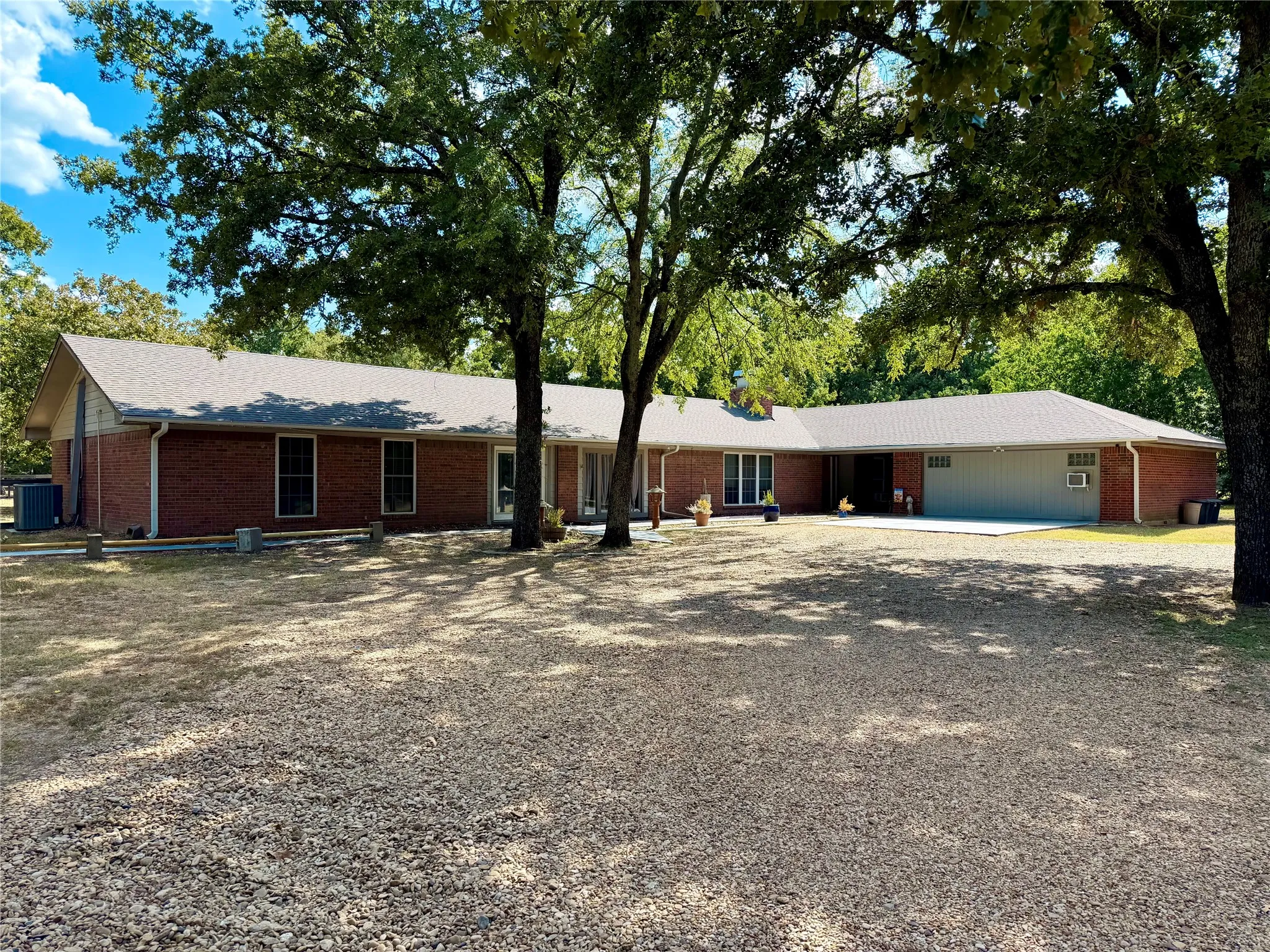 Single Family Residence For Sale in Henderson County , 29029 COUNTY ROAD 2100, Kemp, Texas 75143, 6 Bedroom, 4 Bathroom, Garage spaces, 4,340 Sqft, built in 1978, mls#21360133, Real Estate Agent in Kemp, Homes For Sale in Henderson county, Homes For Sale in Kemp, Realtor in Kemp Texas, Real Estate Brokerage Independent Realty Texas, Luminita Cordes Realtor