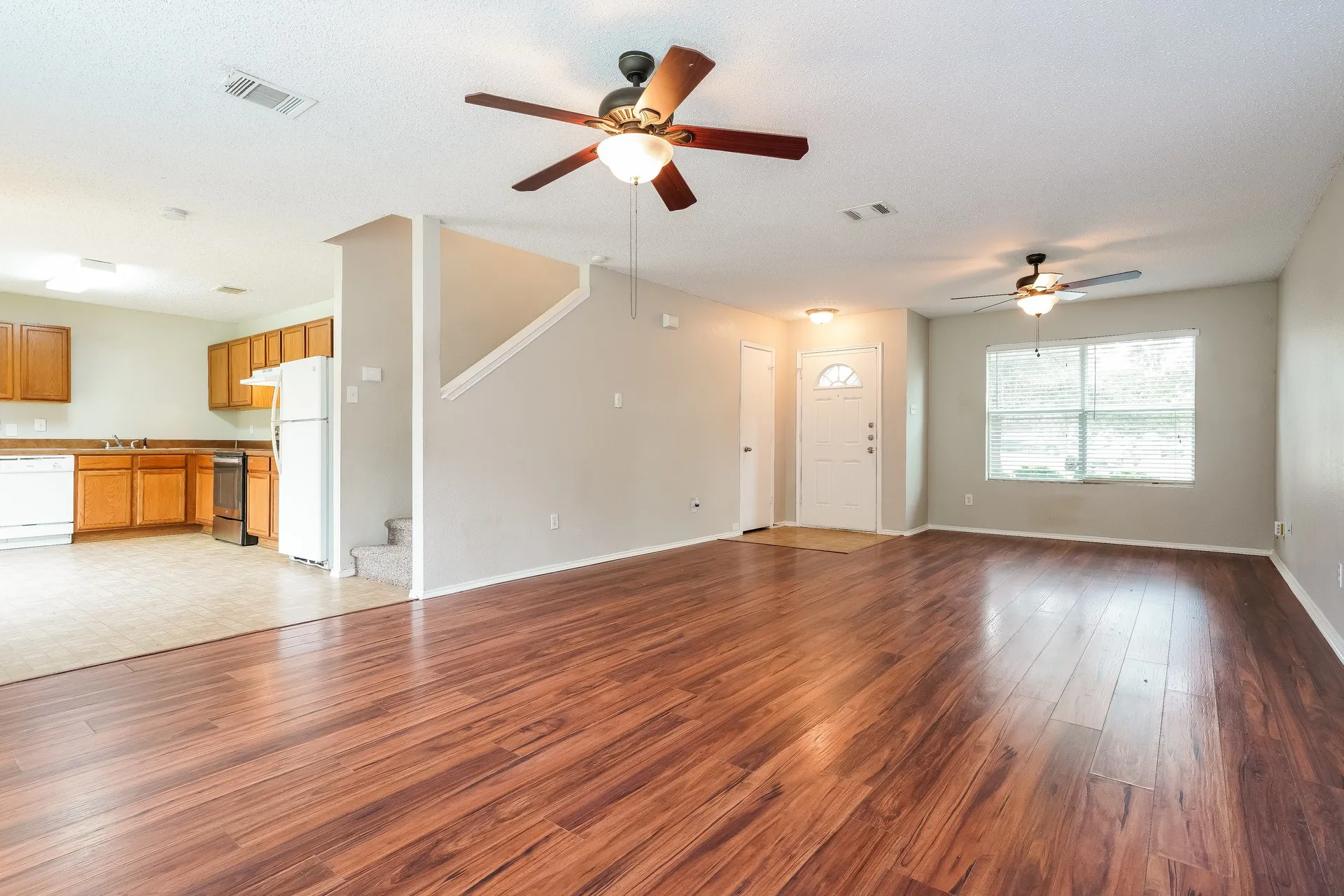 Single Family Residence For Rent in Dallas County , 3356 Mojave Drive, Dallas, Texas 75241, 3 Bedroom, 3 Bathroom, 2 Garage spaces, 2,088 Sqft, built in 2006, mls#21360138, Real Estate Agent in Dallas, Homes For Rent in Dallas county, Homes For Rent in Dallas, Realtor in Dallas Texas, Real Estate Brokerage Independent Realty Texas, Luminita Cordes Realtor