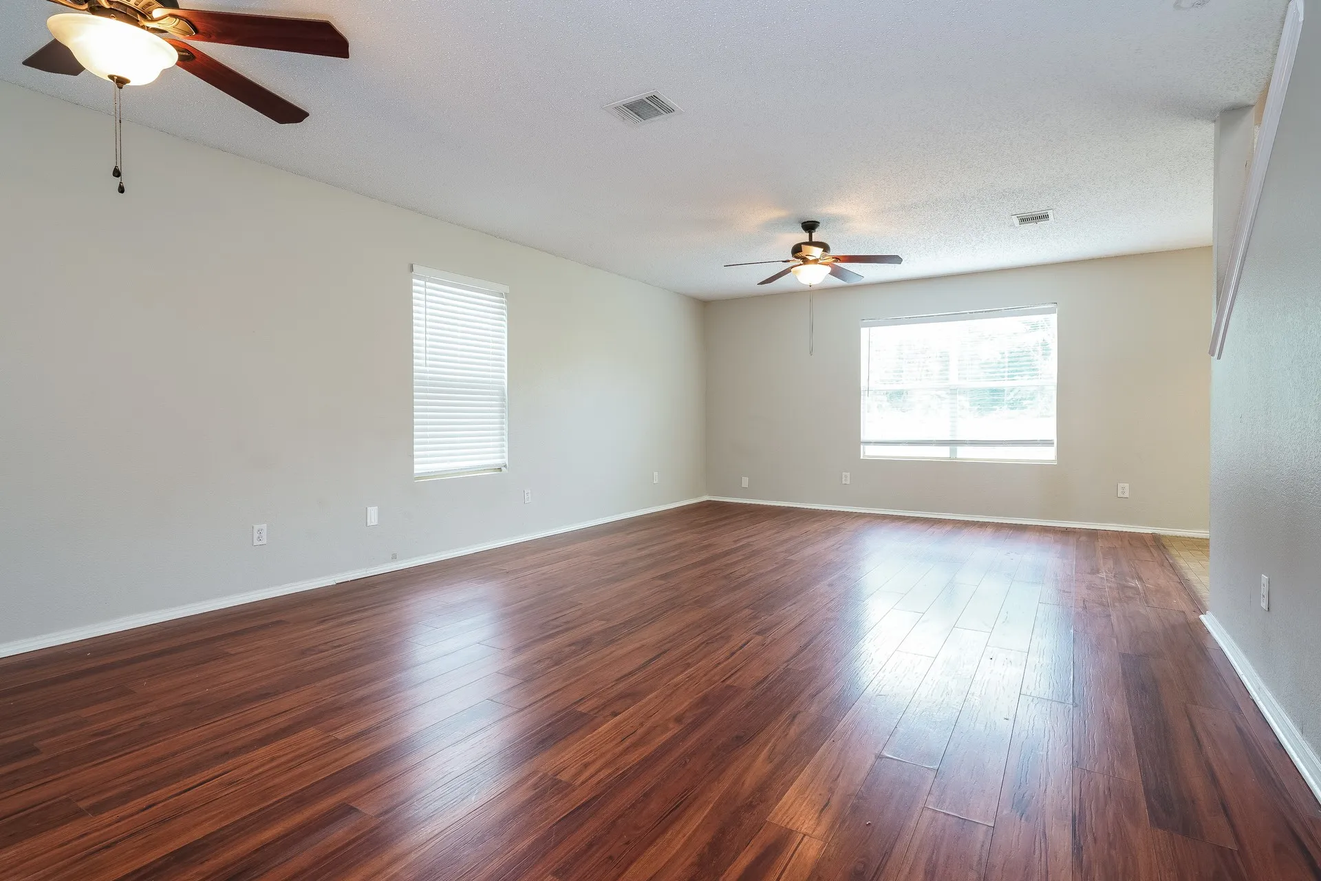 Single Family Residence For Rent in Dallas County , 3356 Mojave Drive, Dallas, Texas 75241, 3 Bedroom, 3 Bathroom, 2 Garage spaces, 2,088 Sqft, built in 2006, mls#21360138, Real Estate Agent in Dallas, Homes For Rent in Dallas county, Homes For Rent in Dallas, Realtor in Dallas Texas, Real Estate Brokerage Independent Realty Texas, Luminita Cordes Realtor