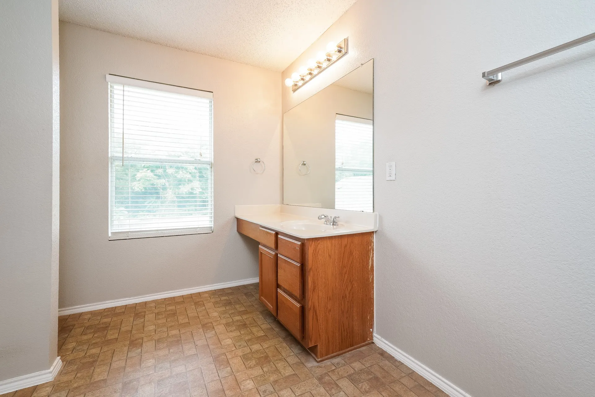 Single Family Residence For Rent in Dallas County , 3356 Mojave Drive, Dallas, Texas 75241, 3 Bedroom, 3 Bathroom, 2 Garage spaces, 2,088 Sqft, built in 2006, mls#21360138, Real Estate Agent in Dallas, Homes For Rent in Dallas county, Homes For Rent in Dallas, Realtor in Dallas Texas, Real Estate Brokerage Independent Realty Texas, Luminita Cordes Realtor