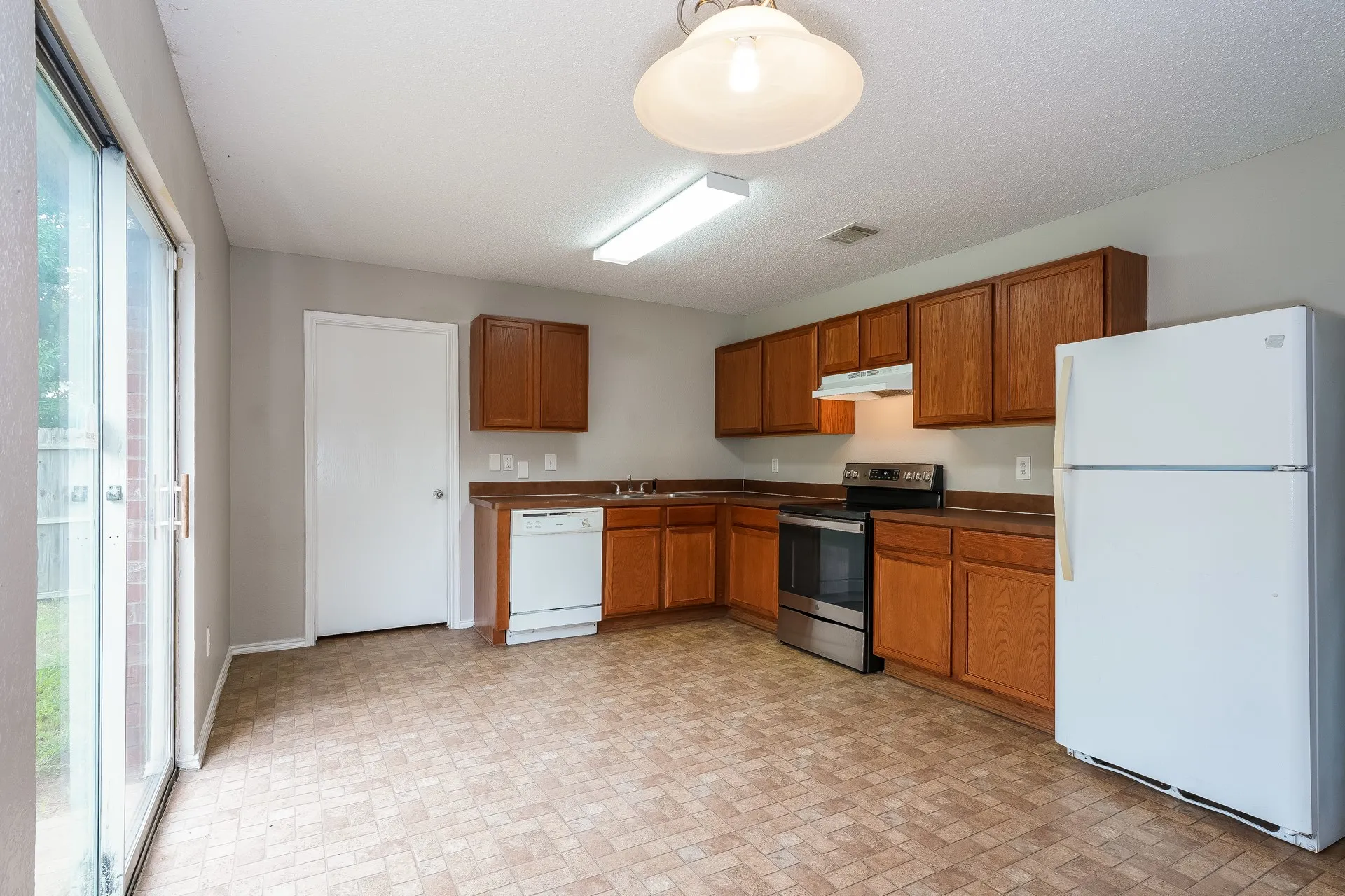 Single Family Residence For Rent in Dallas County , 3356 Mojave Drive, Dallas, Texas 75241, 3 Bedroom, 3 Bathroom, 2 Garage spaces, 2,088 Sqft, built in 2006, mls#21360138, Real Estate Agent in Dallas, Homes For Rent in Dallas county, Homes For Rent in Dallas, Realtor in Dallas Texas, Real Estate Brokerage Independent Realty Texas, Luminita Cordes Realtor