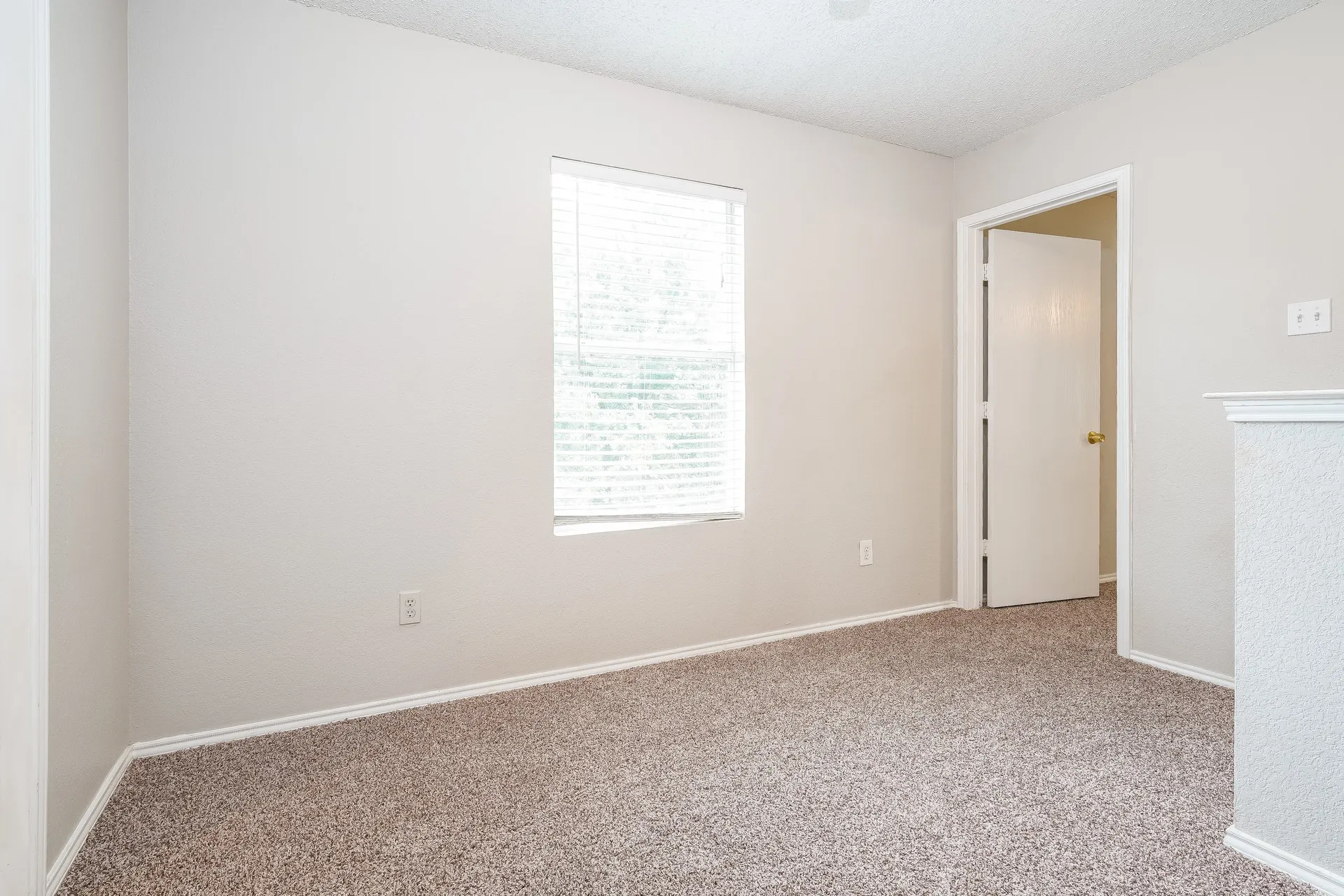 Single Family Residence For Rent in Dallas County , 3356 Mojave Drive, Dallas, Texas 75241, 3 Bedroom, 3 Bathroom, 2 Garage spaces, 2,088 Sqft, built in 2006, mls#21360138, Real Estate Agent in Dallas, Homes For Rent in Dallas county, Homes For Rent in Dallas, Realtor in Dallas Texas, Real Estate Brokerage Independent Realty Texas, Luminita Cordes Realtor