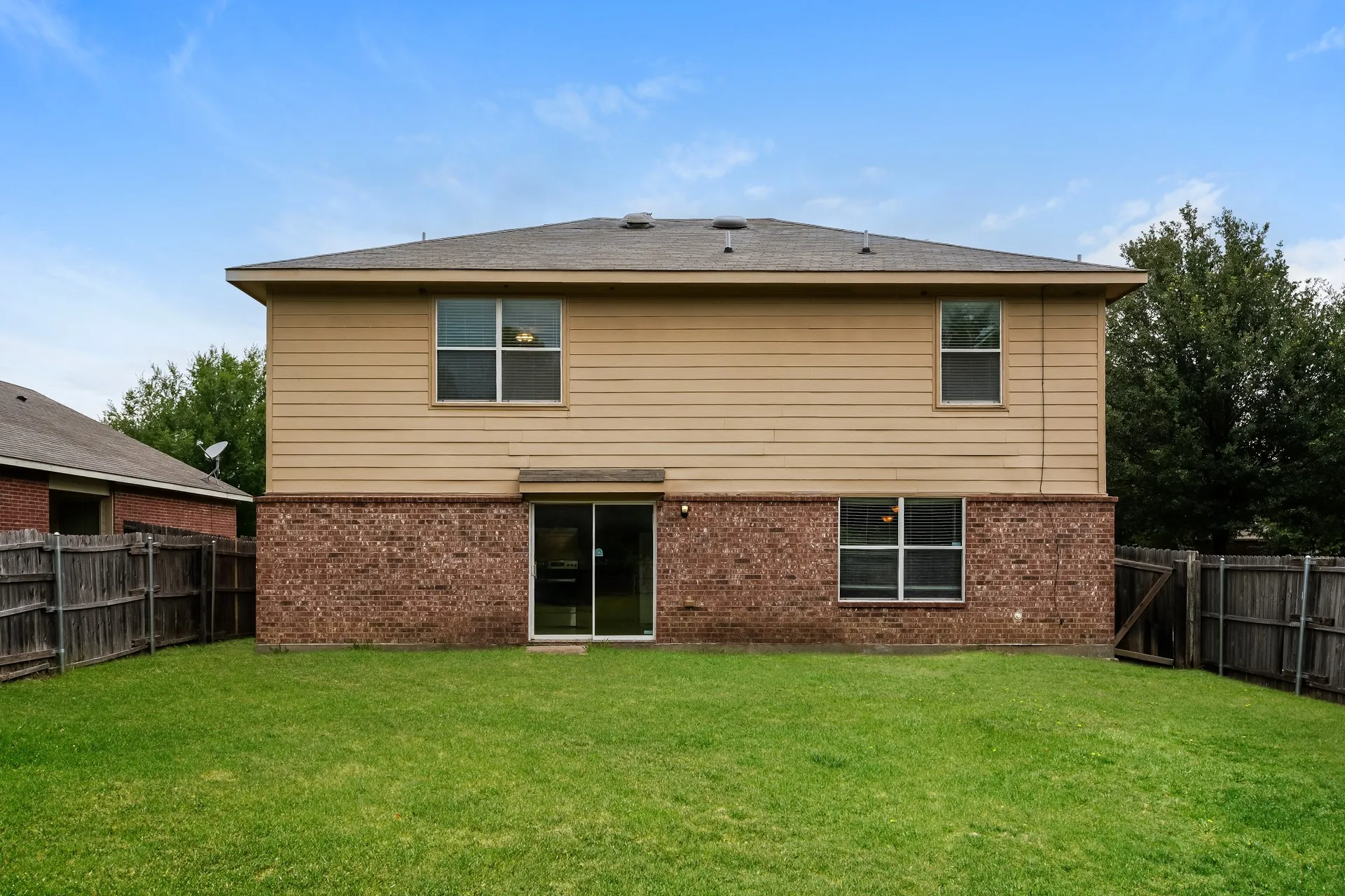 Single Family Residence For Rent in Dallas County , 3356 Mojave Drive, Dallas, Texas 75241, 3 Bedroom, 3 Bathroom, 2 Garage spaces, 2,088 Sqft, built in 2006, mls#21360138, Real Estate Agent in Dallas, Homes For Rent in Dallas county, Homes For Rent in Dallas, Realtor in Dallas Texas, Real Estate Brokerage Independent Realty Texas, Luminita Cordes Realtor