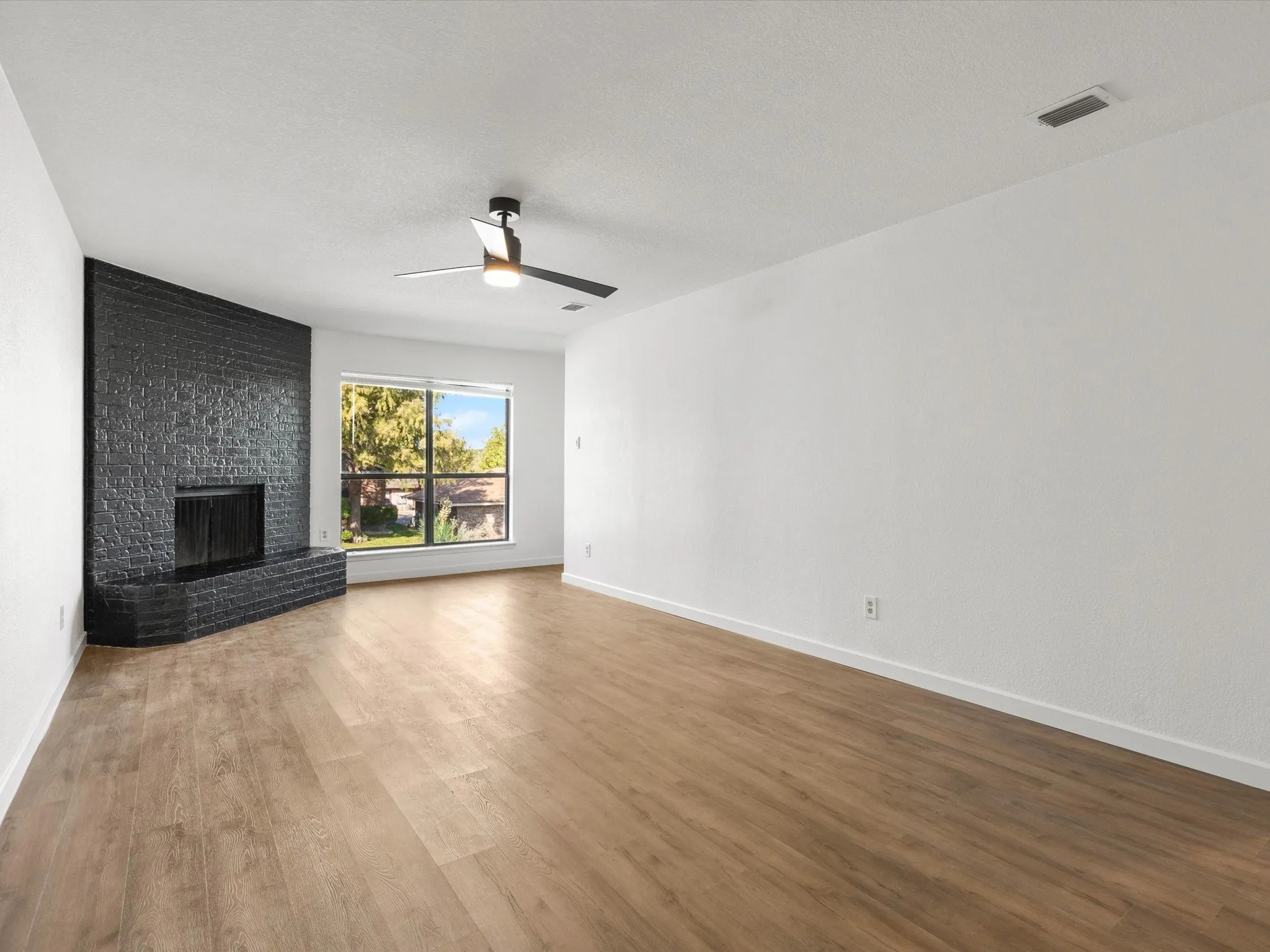 Duplex For Rent in Parker County , 1117 S Rusk Street 1115, Weatherford, Texas 76086, 3 Bedroom, 2 Bathroom, 2 Garage spaces, 1,565 Sqft, built in 1977, Price $1,800, mls#21336082, Real Estate Agent in Weatherford, Homes For Rent in Parker county, Homes For Rent in Weatherford, Realtor in Weatherford Texas, Real Estate Brokerage Independent Realty Texas, Luminita Cordes Realtor