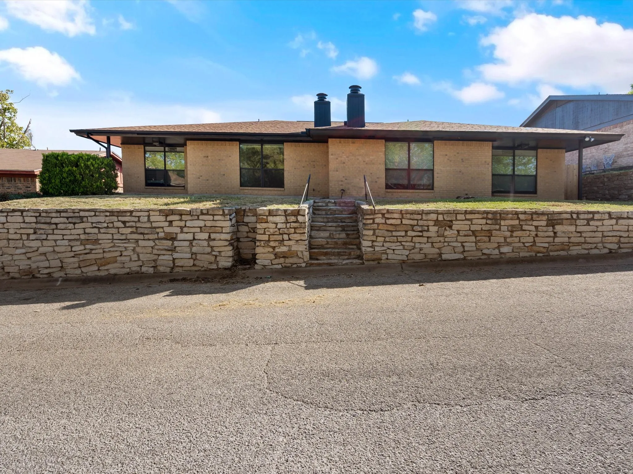 Duplex For Rent in Parker County , 1117 S Rusk Street 1115, Weatherford, Texas 76086, 3 Bedroom, 2 Bathroom, 2 Garage spaces, 1,565 Sqft, built in 1977, Price $1,800, mls#21336082, Real Estate Agent in Weatherford, Homes For Rent in Parker county, Homes For Rent in Weatherford, Realtor in Weatherford Texas, Real Estate Brokerage Independent Realty Texas, Luminita Cordes Realtor