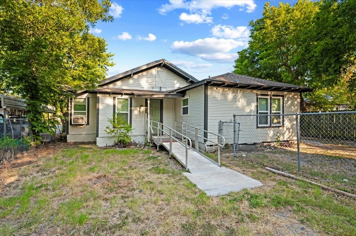 Triplex For Rent in Ellis County , 711 Brown Street A, Waxahachie, Texas 75165, 2 Bedroom, 1 Bathroom, Garage spaces, 725 Sqft, built in 1935, mls#21358940, Real Estate Agent in Waxahachie, Homes For Rent in Ellis county, Homes For Rent in Waxahachie, Realtor in Waxahachie Texas, Real Estate Brokerage Independent Realty Texas, Luminita Cordes Realtor