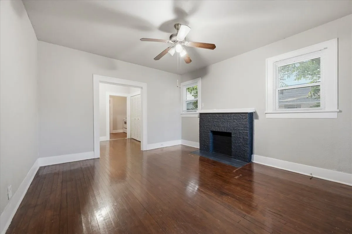 Triplex For Rent in Ellis County , 711 Brown Street A, Waxahachie, Texas 75165, 2 Bedroom, 1 Bathroom, Garage spaces, 725 Sqft, built in 1935, mls#21358940, Real Estate Agent in Waxahachie, Homes For Rent in Ellis county, Homes For Rent in Waxahachie, Realtor in Waxahachie Texas, Real Estate Brokerage Independent Realty Texas, Luminita Cordes Realtor