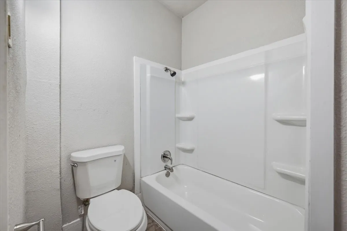 Triplex For Rent in Ellis County , 711 Brown Street A, Waxahachie, Texas 75165, 2 Bedroom, 1 Bathroom, Garage spaces, 725 Sqft, built in 1935, mls#21358940, Real Estate Agent in Waxahachie, Homes For Rent in Ellis county, Homes For Rent in Waxahachie, Realtor in Waxahachie Texas, Real Estate Brokerage Independent Realty Texas, Luminita Cordes Realtor