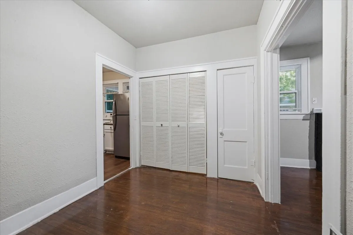 Triplex For Rent in Ellis County , 711 Brown Street A, Waxahachie, Texas 75165, 2 Bedroom, 1 Bathroom, Garage spaces, 725 Sqft, built in 1935, mls#21358940, Real Estate Agent in Waxahachie, Homes For Rent in Ellis county, Homes For Rent in Waxahachie, Realtor in Waxahachie Texas, Real Estate Brokerage Independent Realty Texas, Luminita Cordes Realtor