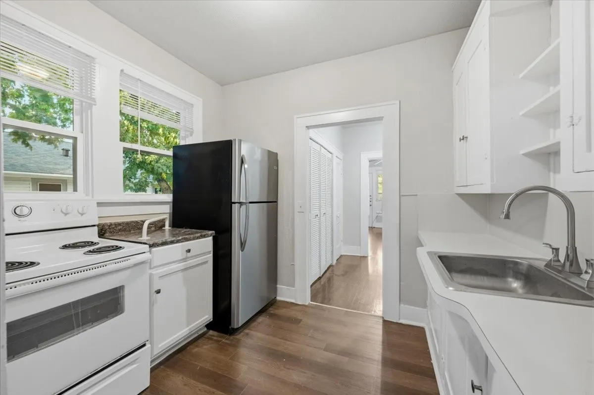 Triplex For Rent in Ellis County , 711 Brown Street A, Waxahachie, Texas 75165, 2 Bedroom, 1 Bathroom, Garage spaces, 725 Sqft, built in 1935, mls#21358940, Real Estate Agent in Waxahachie, Homes For Rent in Ellis county, Homes For Rent in Waxahachie, Realtor in Waxahachie Texas, Real Estate Brokerage Independent Realty Texas, Luminita Cordes Realtor