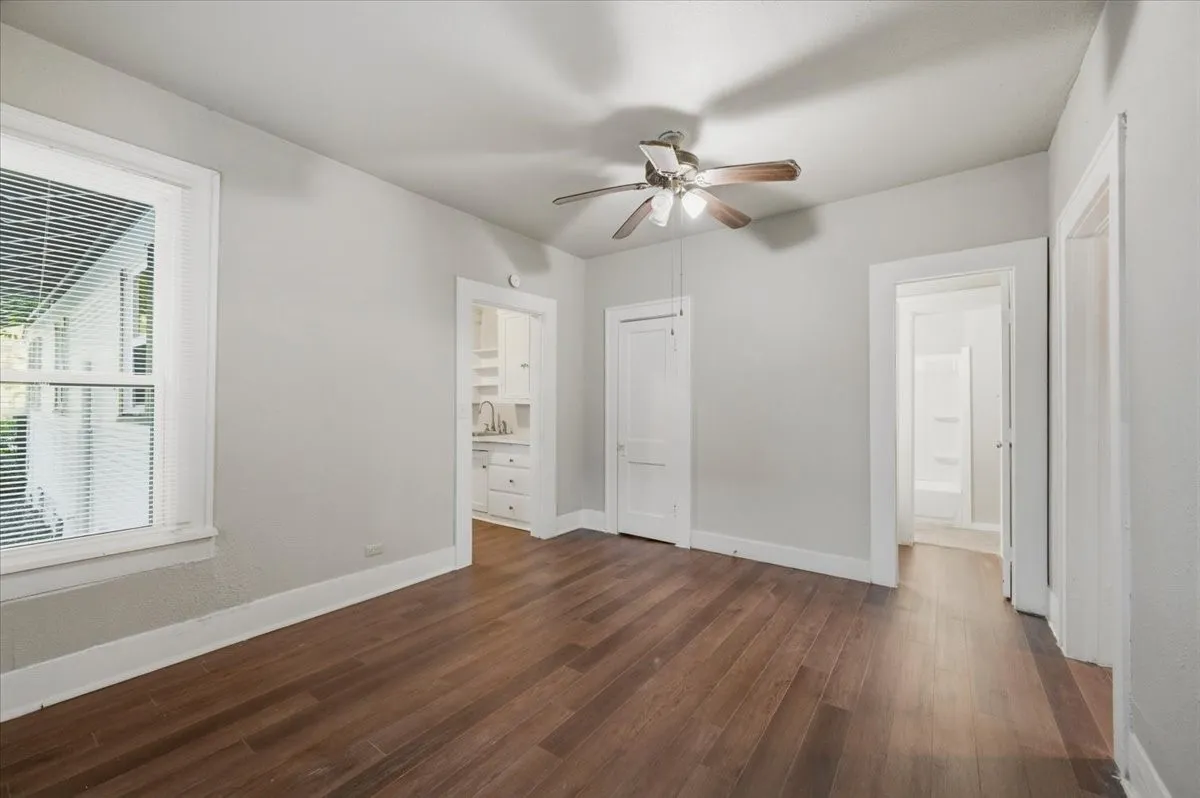 Triplex For Rent in Ellis County , 711 Brown Street A, Waxahachie, Texas 75165, 2 Bedroom, 1 Bathroom, Garage spaces, 725 Sqft, built in 1935, mls#21358940, Real Estate Agent in Waxahachie, Homes For Rent in Ellis county, Homes For Rent in Waxahachie, Realtor in Waxahachie Texas, Real Estate Brokerage Independent Realty Texas, Luminita Cordes Realtor