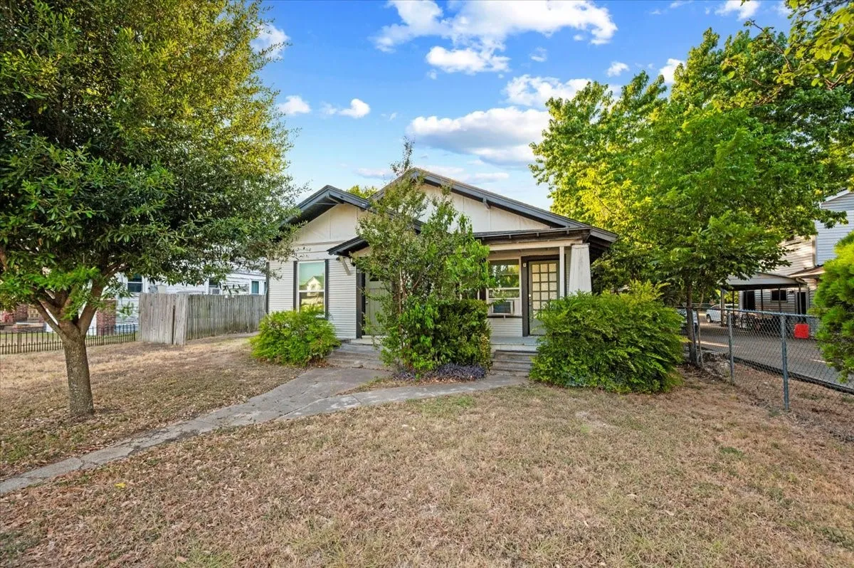 Triplex For Rent in Ellis County , 711 Brown Street A, Waxahachie, Texas 75165, 2 Bedroom, 1 Bathroom, Garage spaces, 725 Sqft, built in 1935, mls#21358940, Real Estate Agent in Waxahachie, Homes For Rent in Ellis county, Homes For Rent in Waxahachie, Realtor in Waxahachie Texas, Real Estate Brokerage Independent Realty Texas, Luminita Cordes Realtor