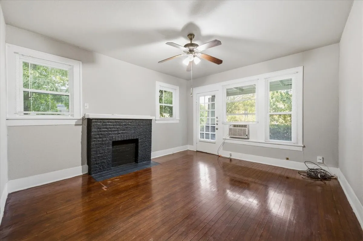 Triplex For Rent in Ellis County , 711 Brown Street A, Waxahachie, Texas 75165, 2 Bedroom, 1 Bathroom, Garage spaces, 725 Sqft, built in 1935, mls#21358940, Real Estate Agent in Waxahachie, Homes For Rent in Ellis county, Homes For Rent in Waxahachie, Realtor in Waxahachie Texas, Real Estate Brokerage Independent Realty Texas, Luminita Cordes Realtor