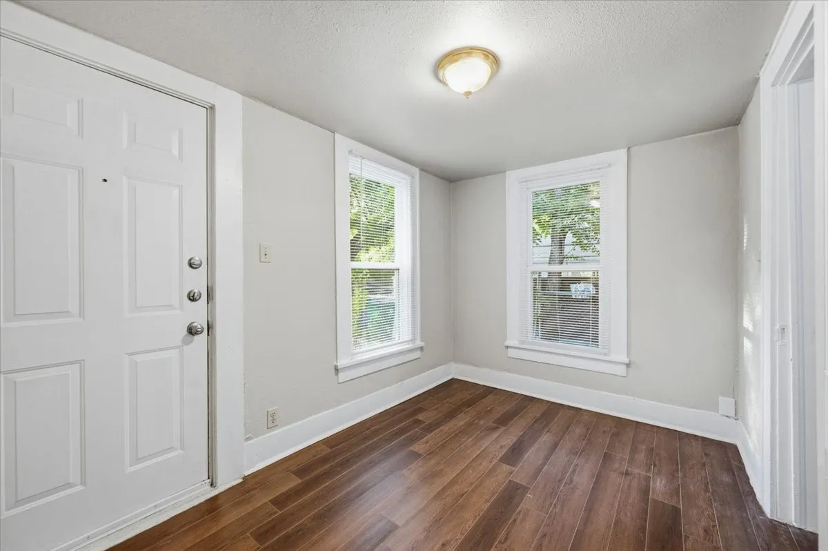 Triplex For Rent in Ellis County , 711 Brown Street A, Waxahachie, Texas 75165, 2 Bedroom, 1 Bathroom, Garage spaces, 725 Sqft, built in 1935, mls#21358940, Real Estate Agent in Waxahachie, Homes For Rent in Ellis county, Homes For Rent in Waxahachie, Realtor in Waxahachie Texas, Real Estate Brokerage Independent Realty Texas, Luminita Cordes Realtor