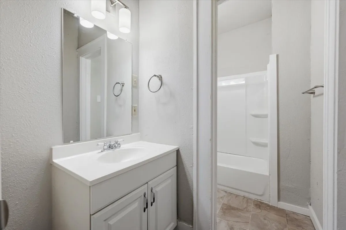 Triplex For Rent in Ellis County , 711 Brown Street A, Waxahachie, Texas 75165, 2 Bedroom, 1 Bathroom, Garage spaces, 725 Sqft, built in 1935, mls#21358940, Real Estate Agent in Waxahachie, Homes For Rent in Ellis county, Homes For Rent in Waxahachie, Realtor in Waxahachie Texas, Real Estate Brokerage Independent Realty Texas, Luminita Cordes Realtor