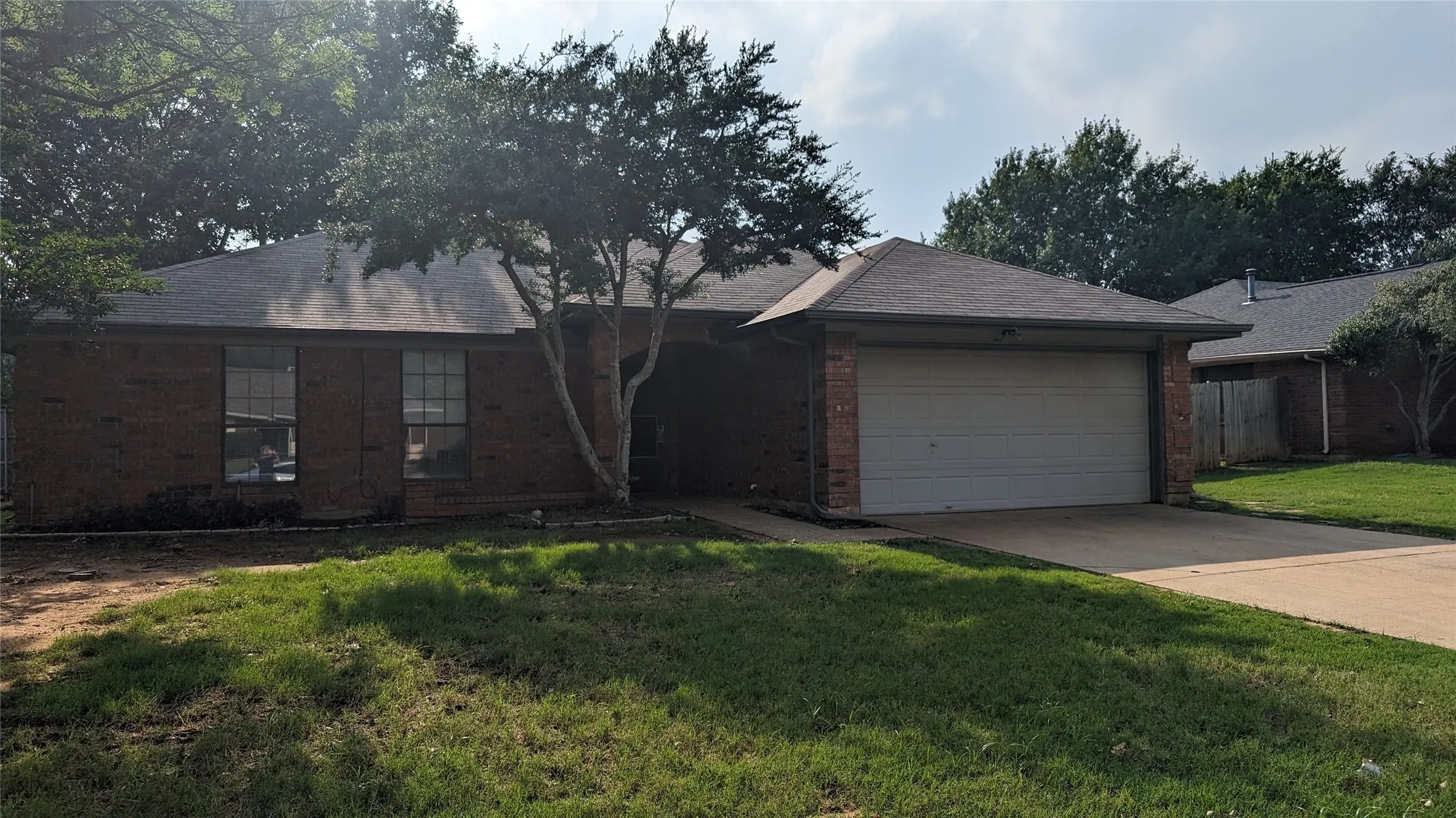 Single Family Residence For Rent in Denton County , 2706 Parkview Drive, Corinth, Texas 76210, 3 Bedroom, 2 Bathroom, 2 Garage spaces, 1,424 Sqft, built in 1986, mls#21359553, Real Estate Agent in Corinth, Homes For Rent in Denton county, Homes For Rent in Corinth, Realtor in Corinth Texas, Real Estate Brokerage Independent Realty Texas, Luminita Cordes Realtor