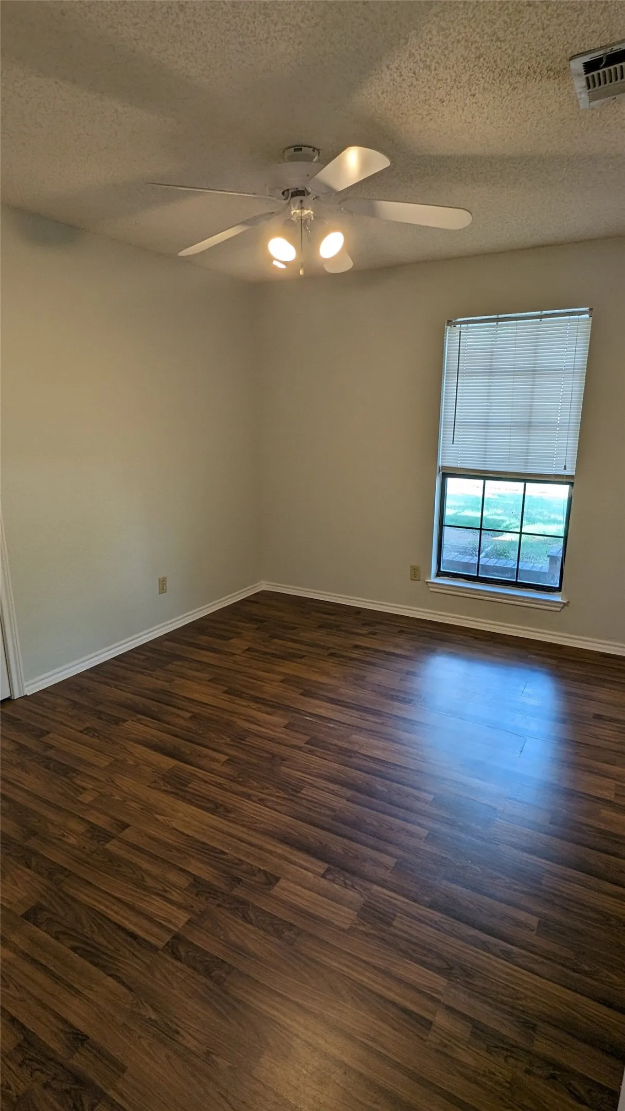 Single Family Residence For Rent in Denton County , 2706 Parkview Drive, Corinth, Texas 76210, 3 Bedroom, 2 Bathroom, 2 Garage spaces, 1,424 Sqft, built in 1986, mls#21359553, Real Estate Agent in Corinth, Homes For Rent in Denton county, Homes For Rent in Corinth, Realtor in Corinth Texas, Real Estate Brokerage Independent Realty Texas, Luminita Cordes Realtor